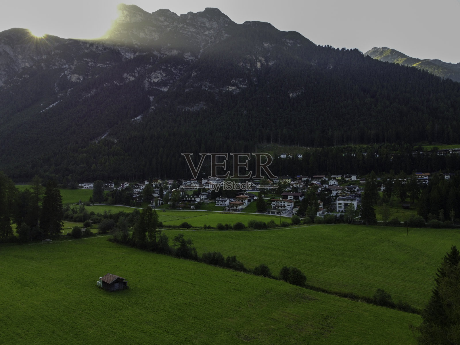 日落时分，奥地利布伦纳山口美丽的山峦和草地照片摄影图片