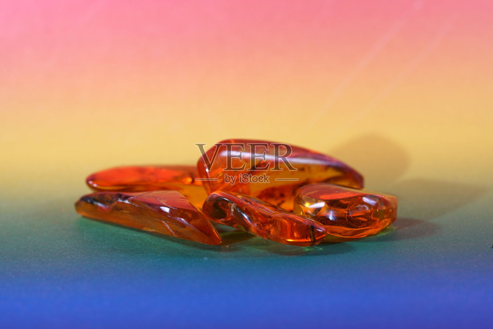 琥珀宝石在粉红色和蓝色的背景。浅深度a场照片摄影图片
