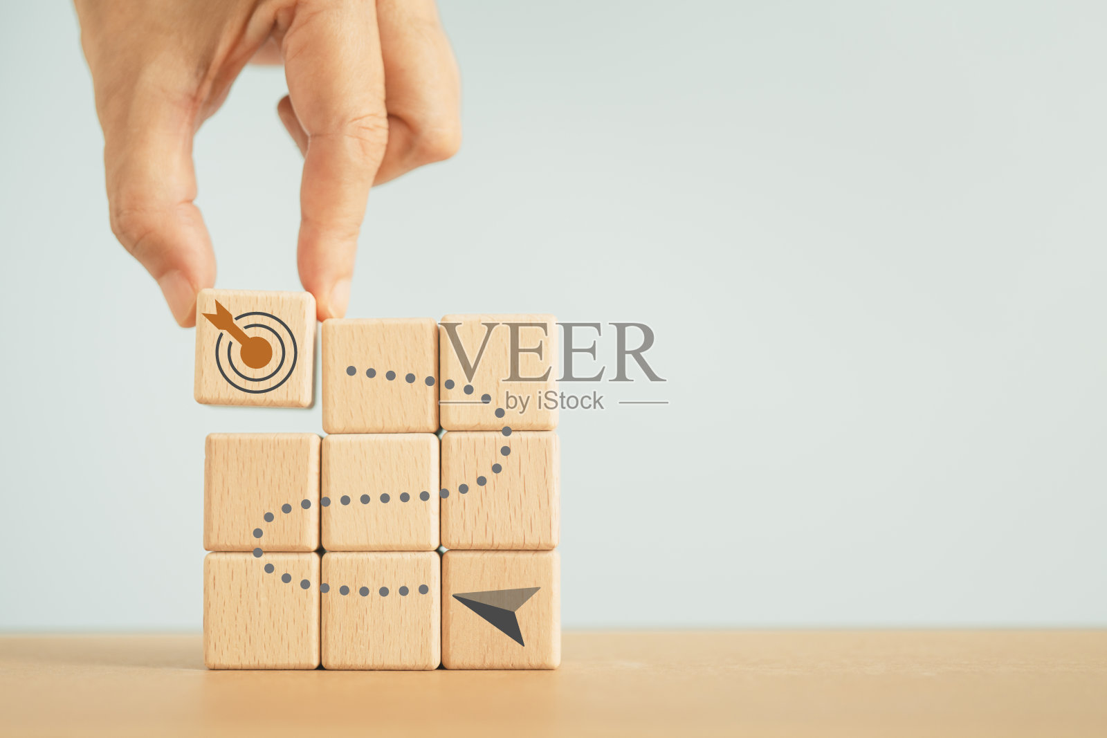 手完成木方块箭路线飞镖。业务实现目标和目标指标。不断增长的商业成功概念。照片摄影图片