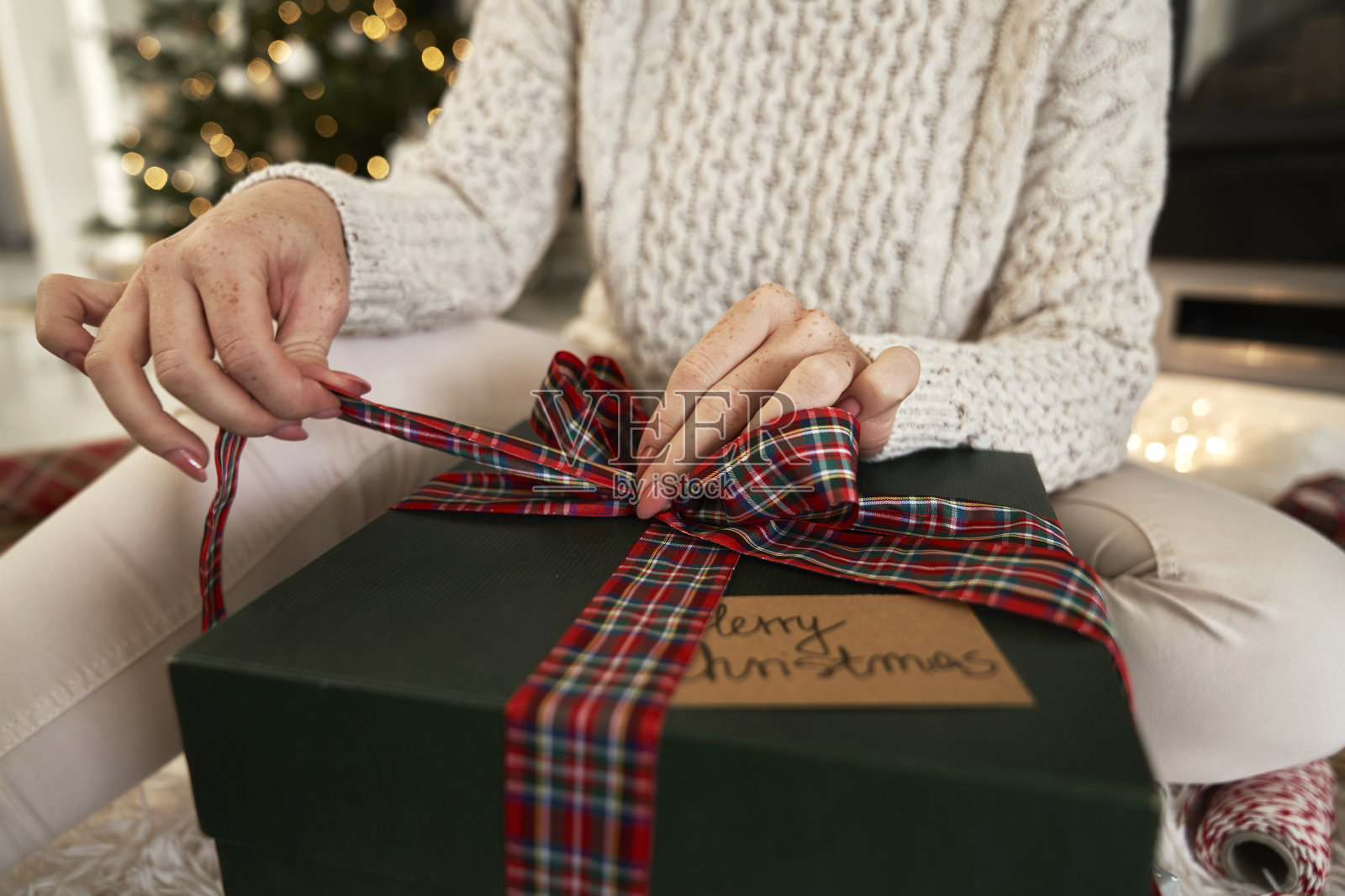 无法辨认的女人在为圣诞节打包礼物照片摄影图片