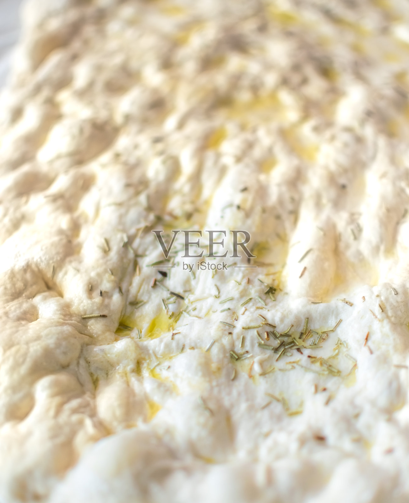 典型的意大利佛卡夏面包面团，加入油和迷迭香，无需烘烤照片摄影图片