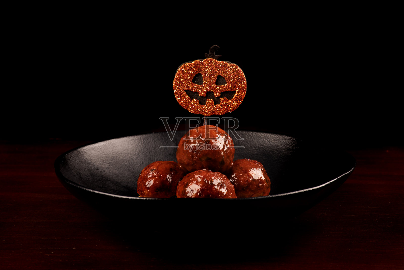 万圣节主题菜，用辣肉丸和南瓜装饰照片摄影图片