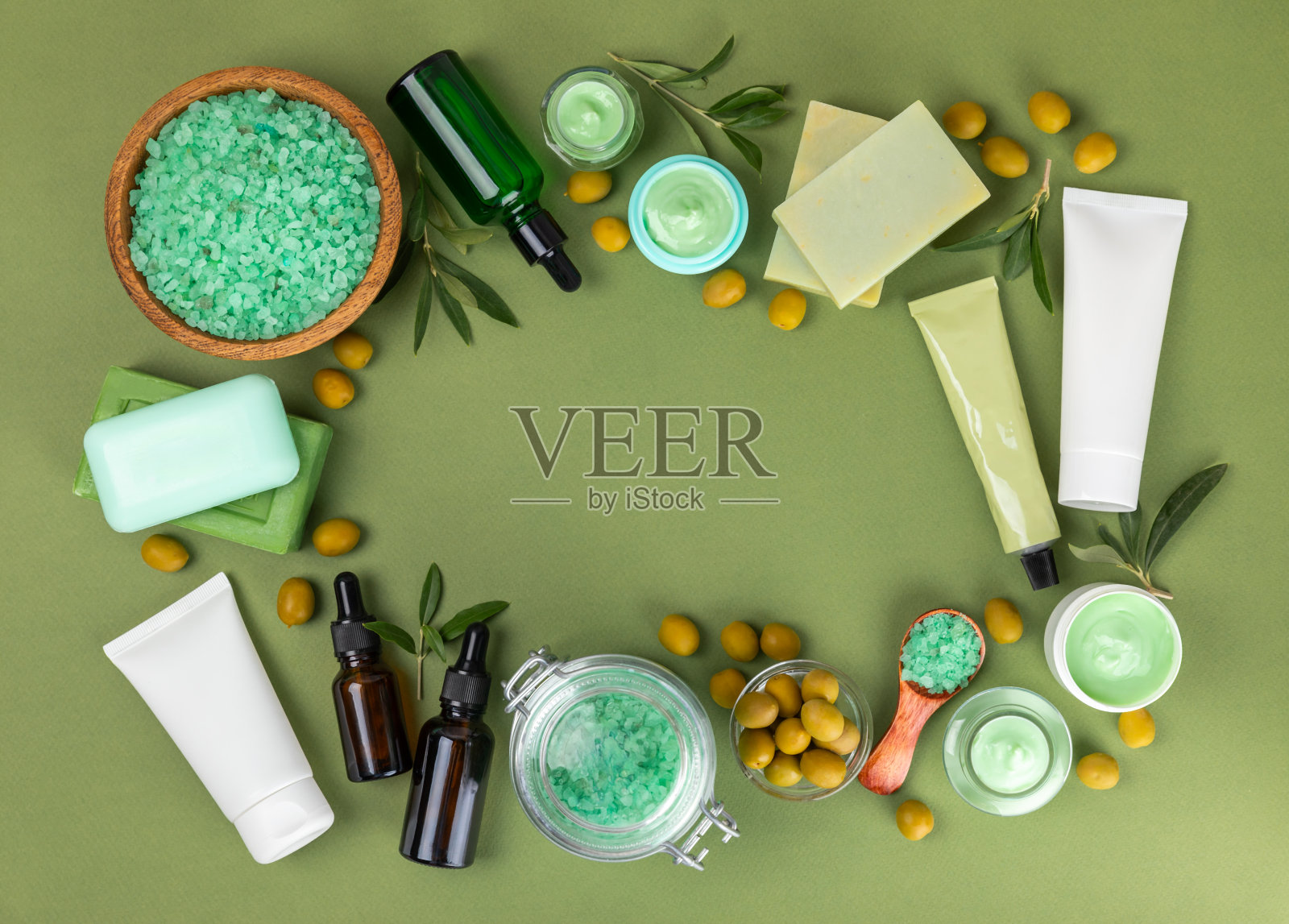 一罐天然橄榄奶油，在纹理背景上有橄榄油提取物。化妆品管。皮肤保湿化妆霜。身体保健。美丽的概念。副本的空间。平的。护手霜。照片摄影图片