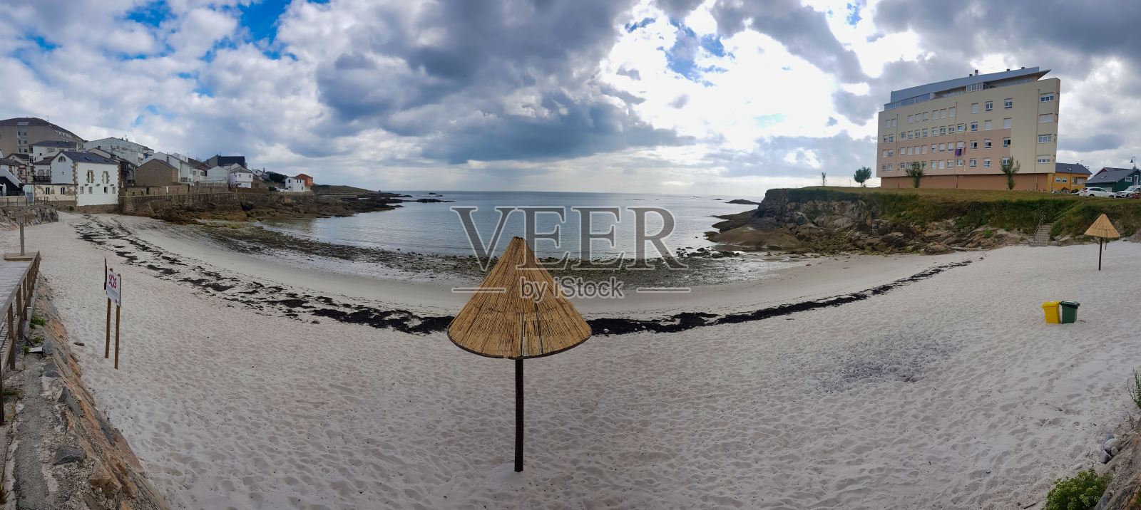 沙滩上撑着一把伞，以照片为背景照片摄影图片