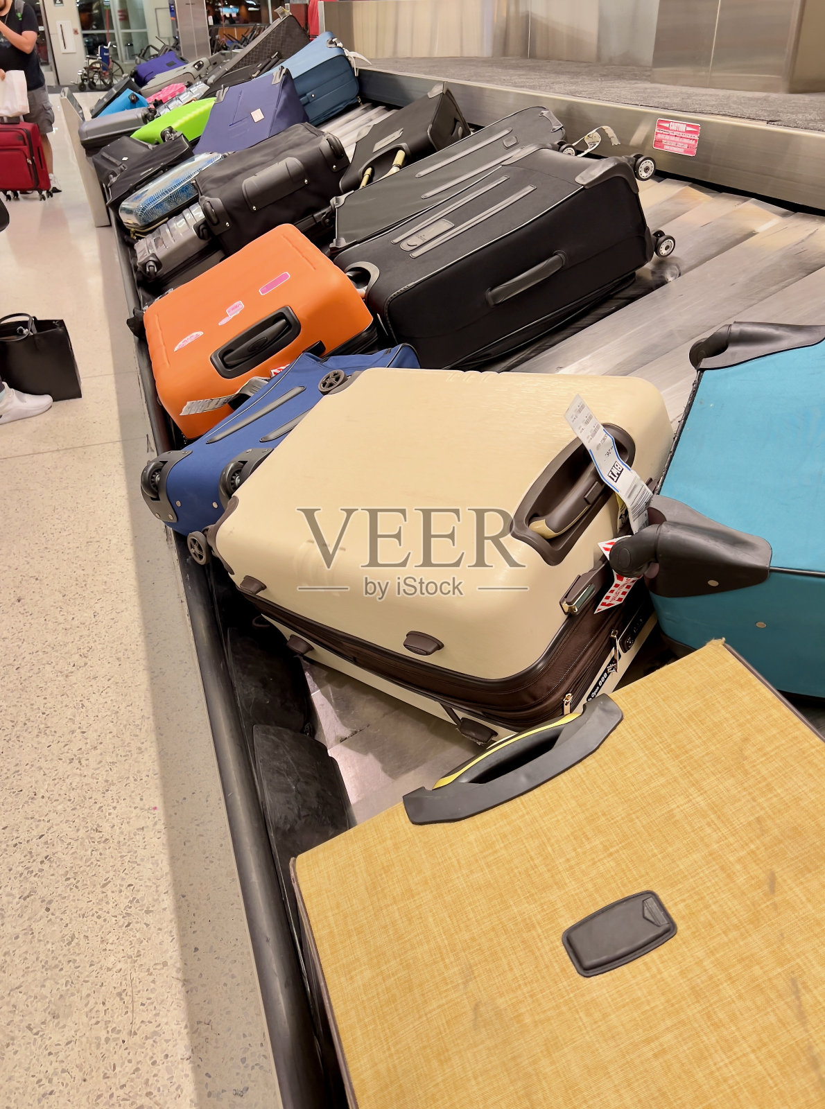 行李提取处，很多行李都是垂直堆放的。照片摄影图片