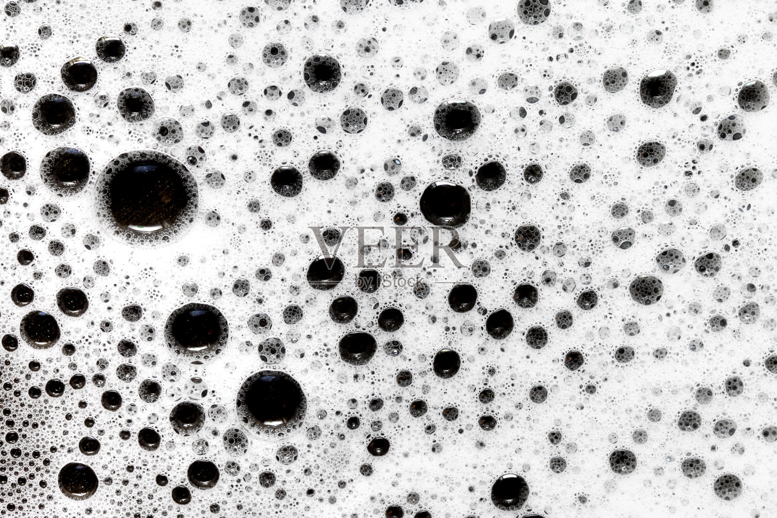 肥皂泡质地。黑色铁氟龙煎锅清洗。白色泡沫图案。液体洗涤剂泡沫。照片摄影图片
