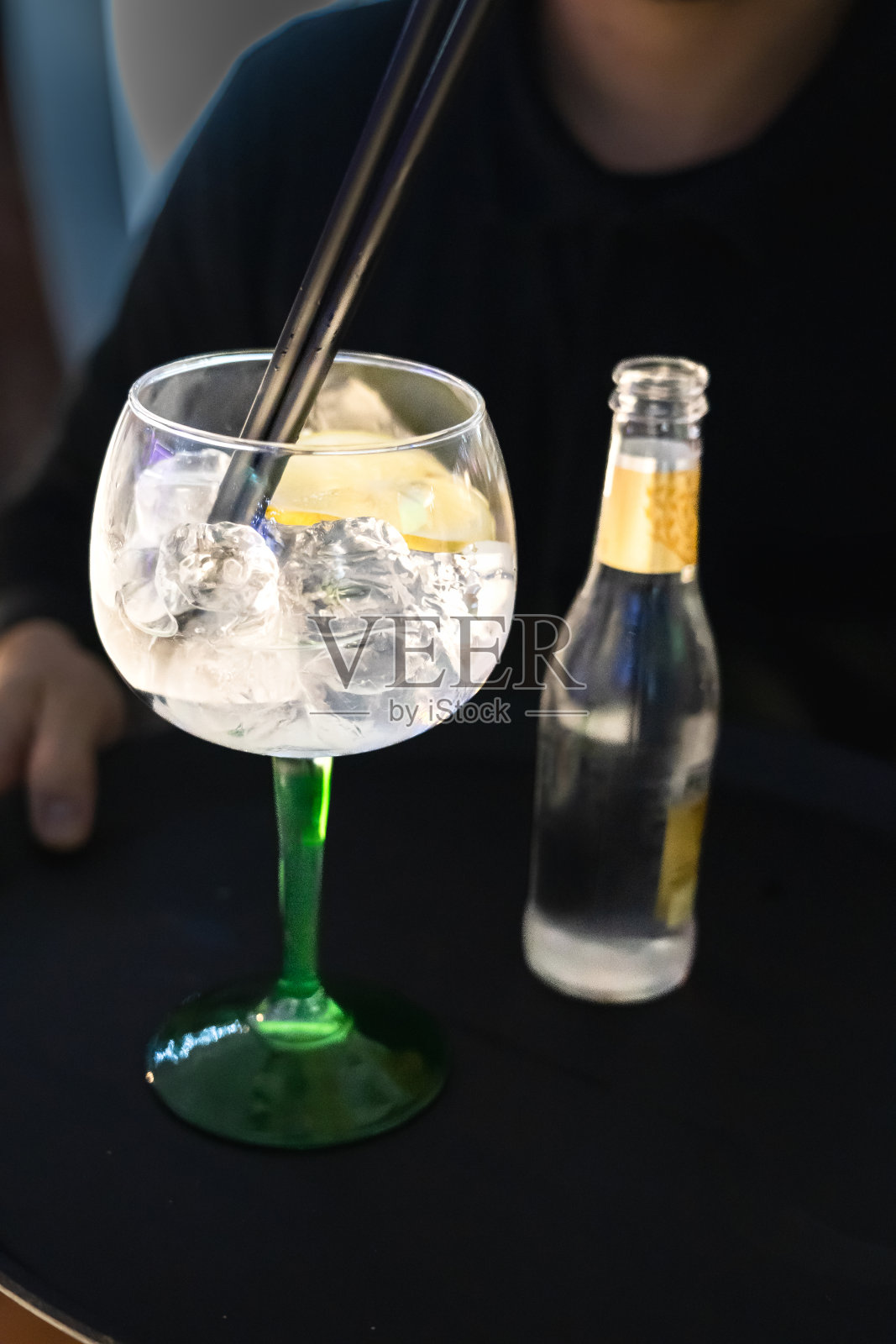 面目全非的服务员正准备上一杯杜松子酒汤力鸡尾酒照片摄影图片