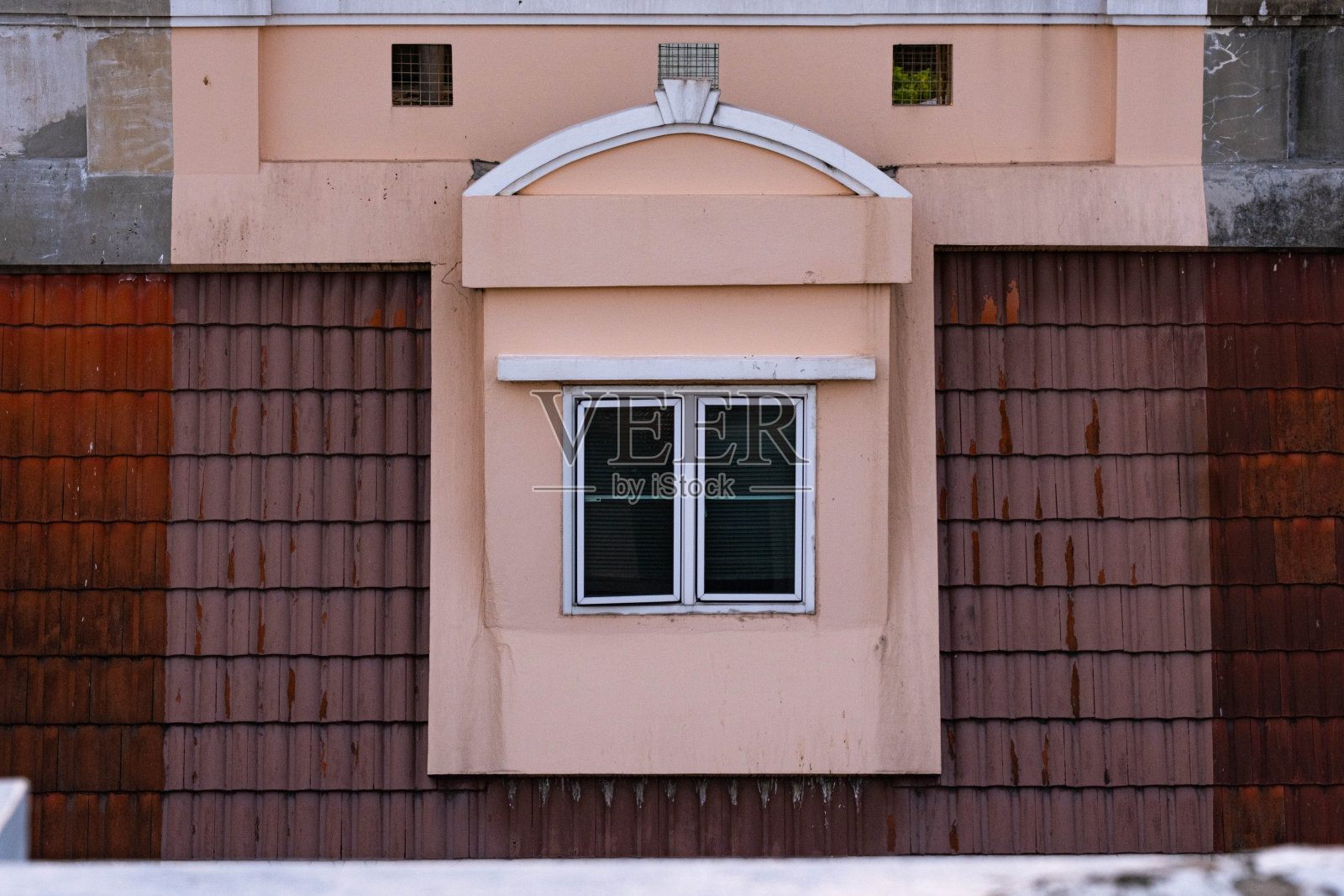 被遗弃的窗户状况不佳，因此破旧不堪，被用作商业用途。或者新的设计照片摄影图片