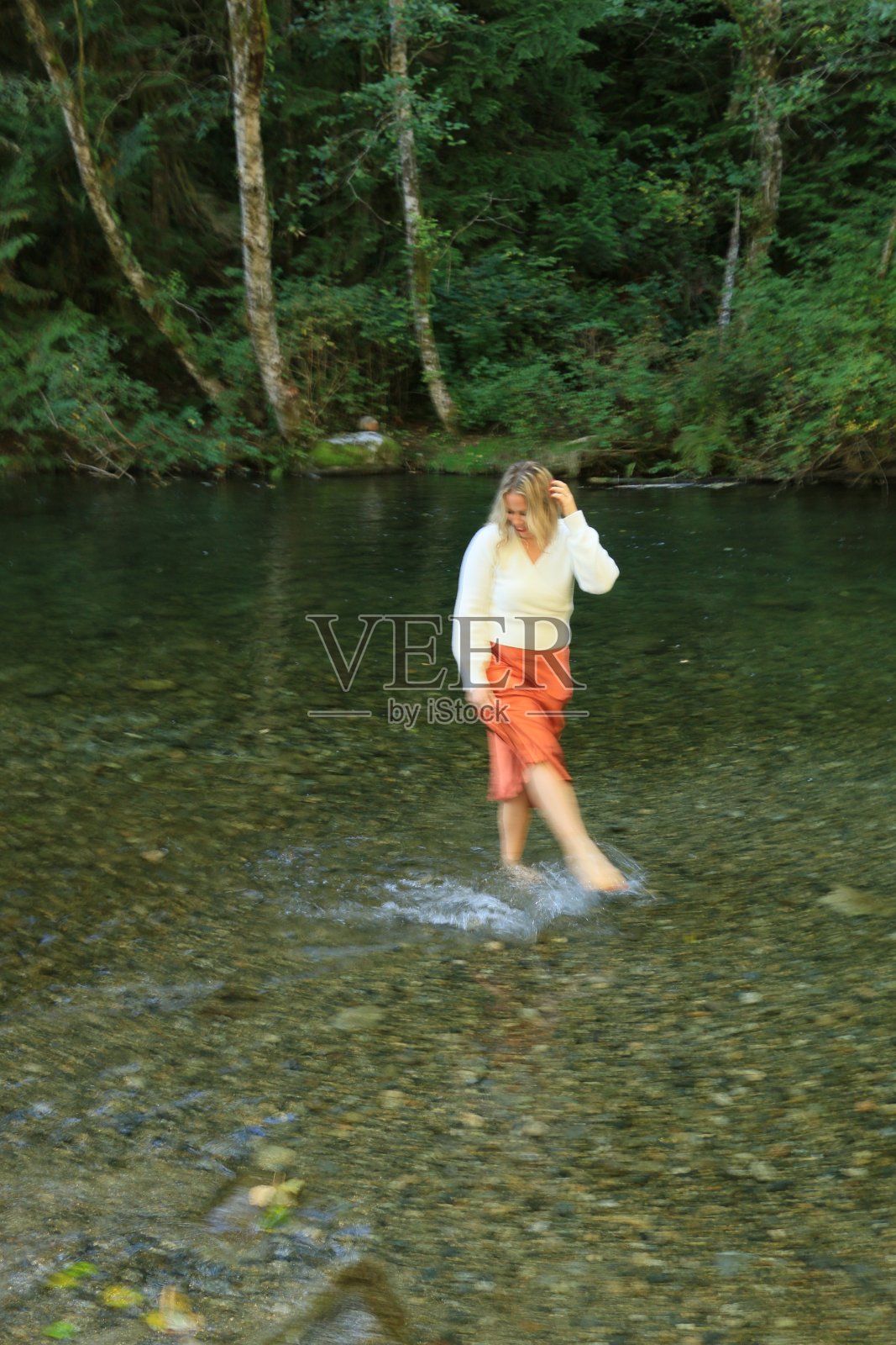 在河里戏水照片摄影图片