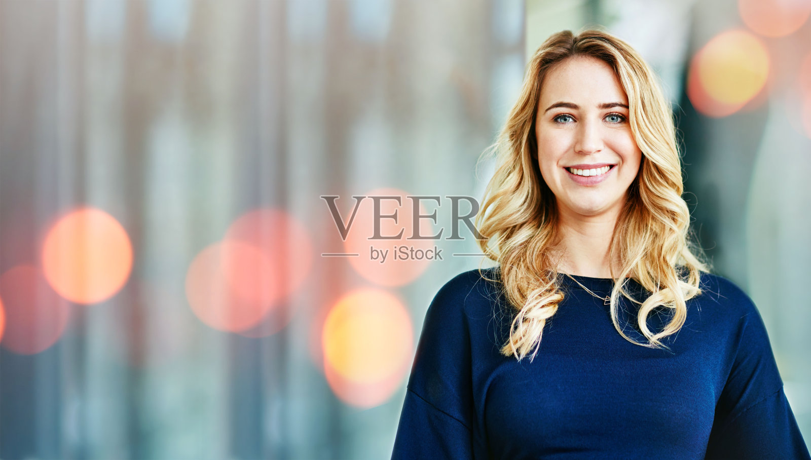 肖像，商务女性和微笑在办公室的散景，创业公司或工作场所。脸，设计师和快乐的专业员工，创意工作者和企业家在加拿大的模型空间照片摄影图片