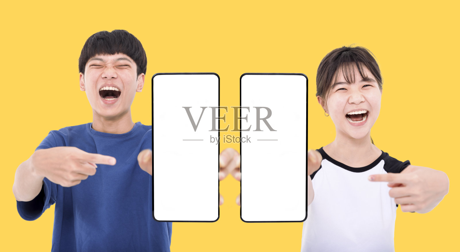 兴奋的亚洲青少年学生拿着空白屏幕的智能手机模型照片摄影图片