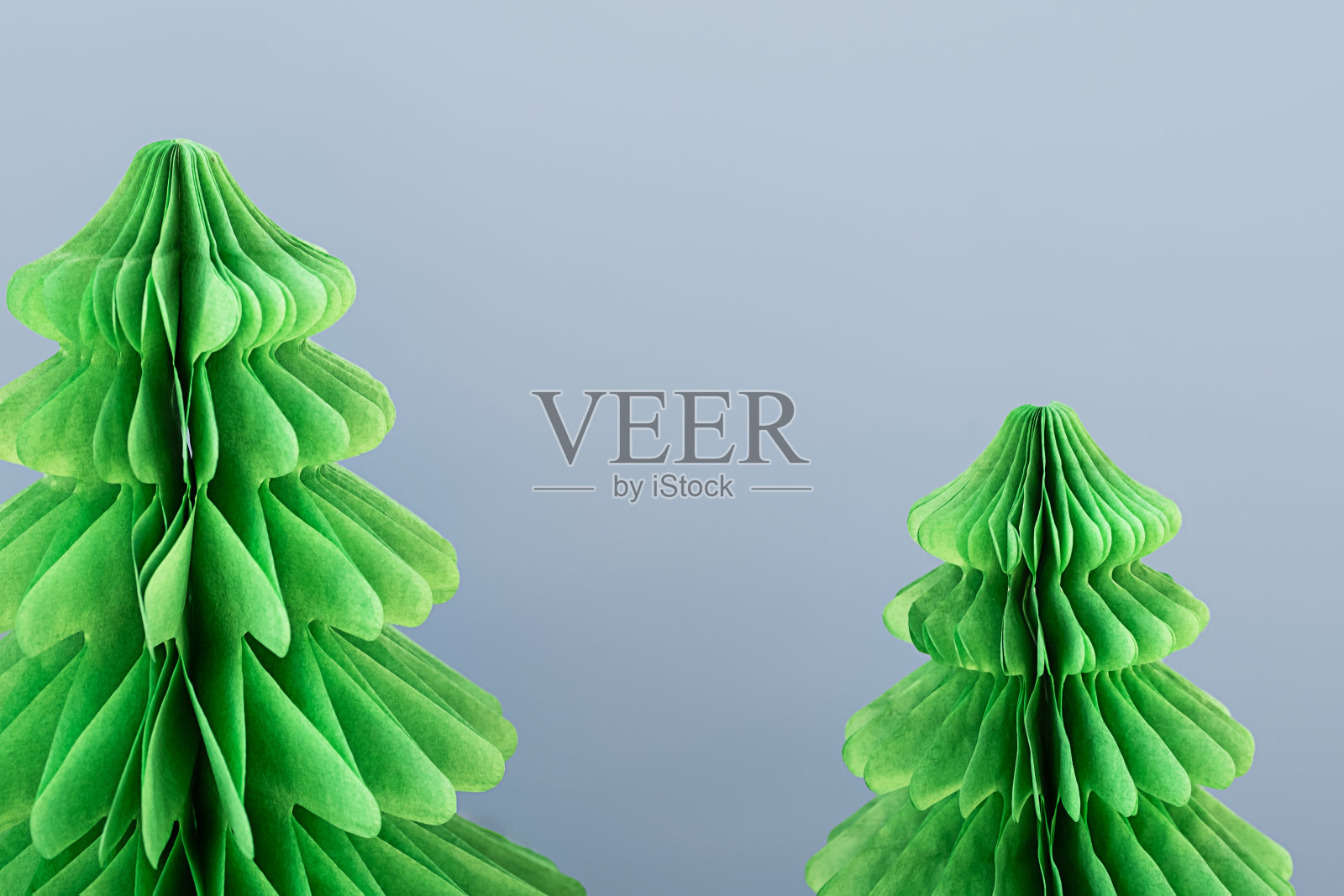 趋势纸圣诞树。DIY另类圣诞装饰，近距离。照片摄影图片