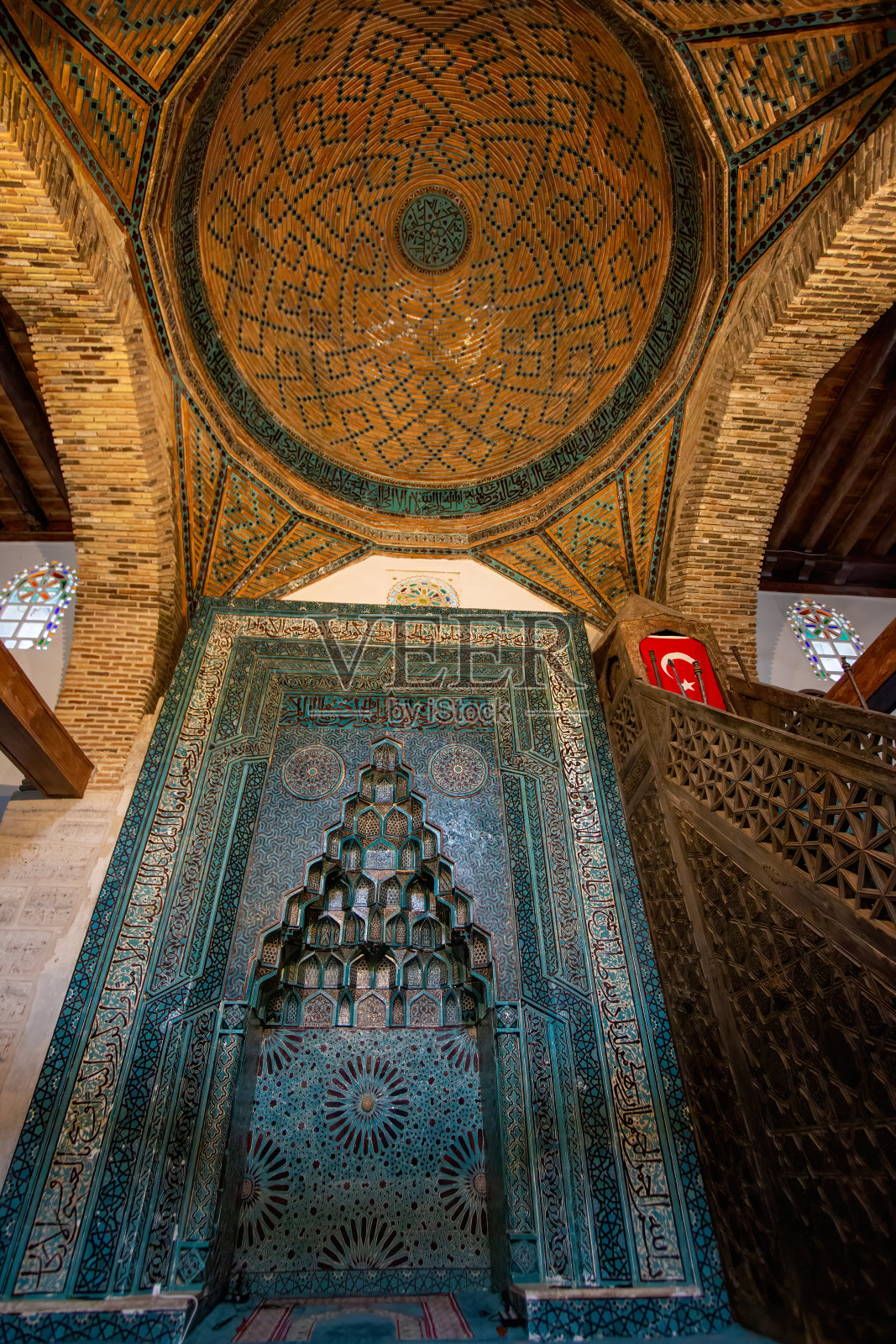 位于土耳其科尼亚的Esrefoglu清真寺被联合国教科文组织列为世界遗产，其穹顶内有美丽的绿色和黄色传统几何图案。照片摄影图片