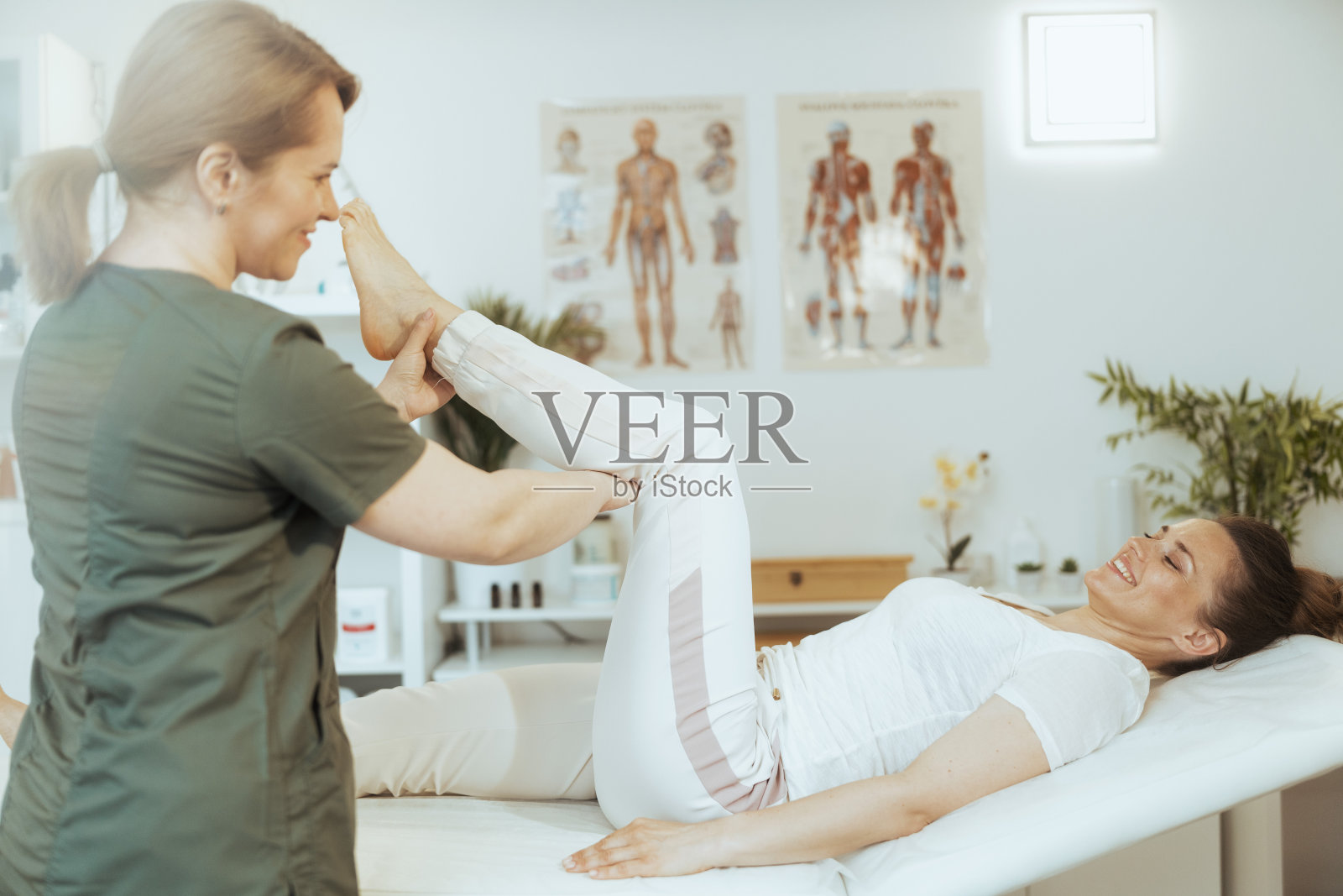 快乐的女治疗师在按摩柜中进行检查照片摄影图片