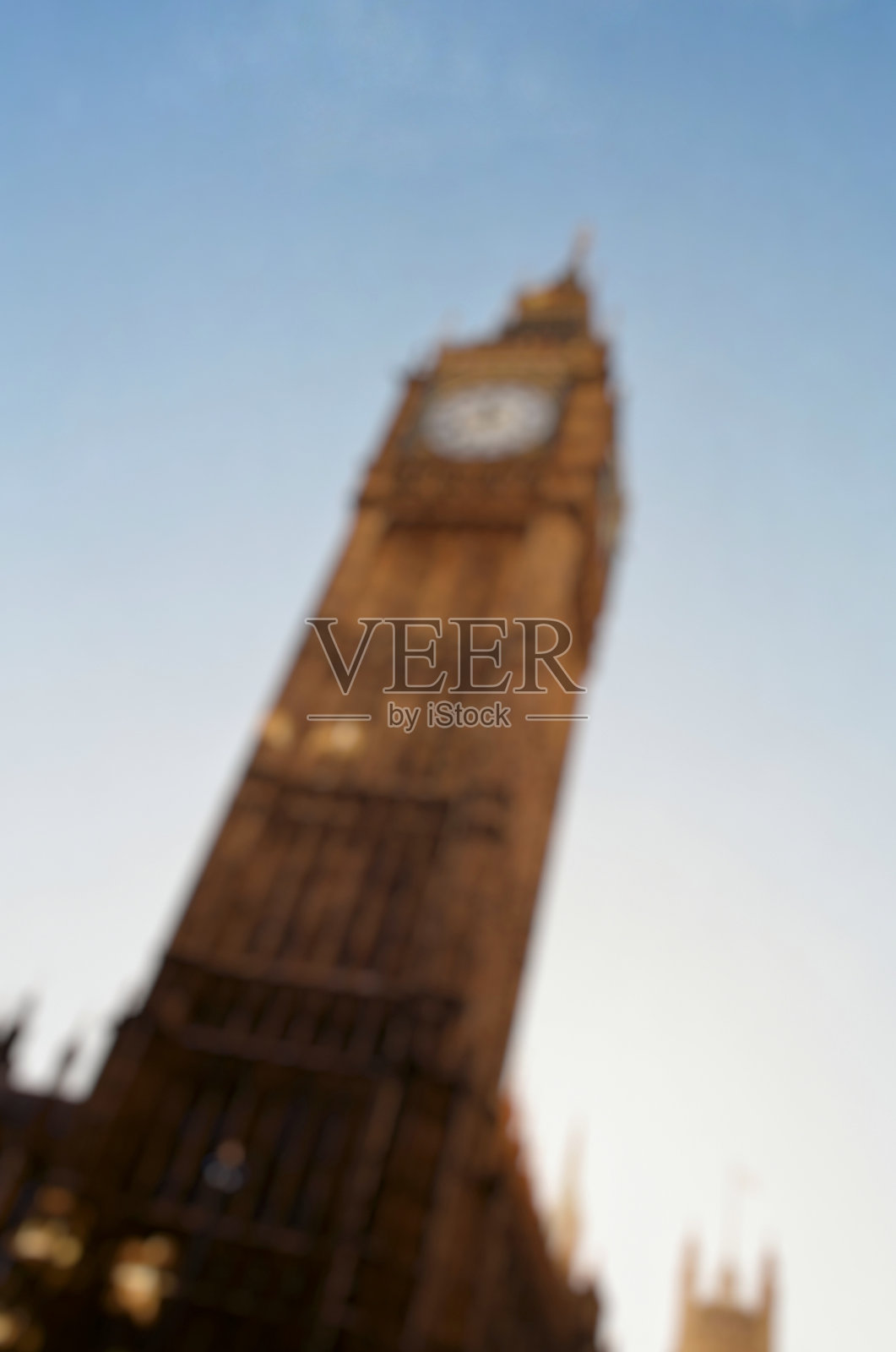 低角度看散焦的大本钟钟楼为背景模板照片摄影图片