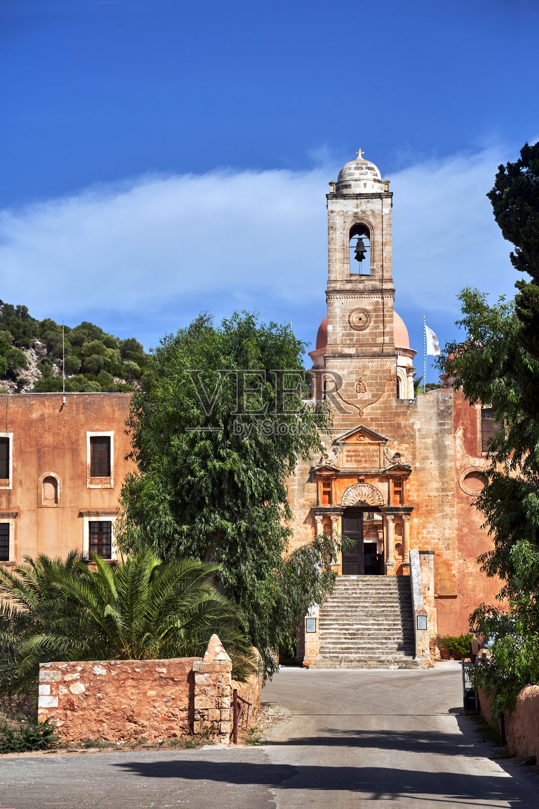 克里特岛哈尼亚城的教堂钟楼和尖塔照片摄影图片