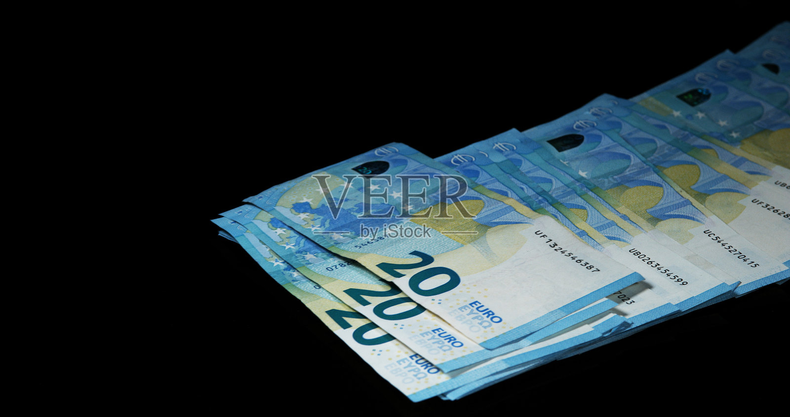 欧元货币落在黑色背景下照片摄影图片