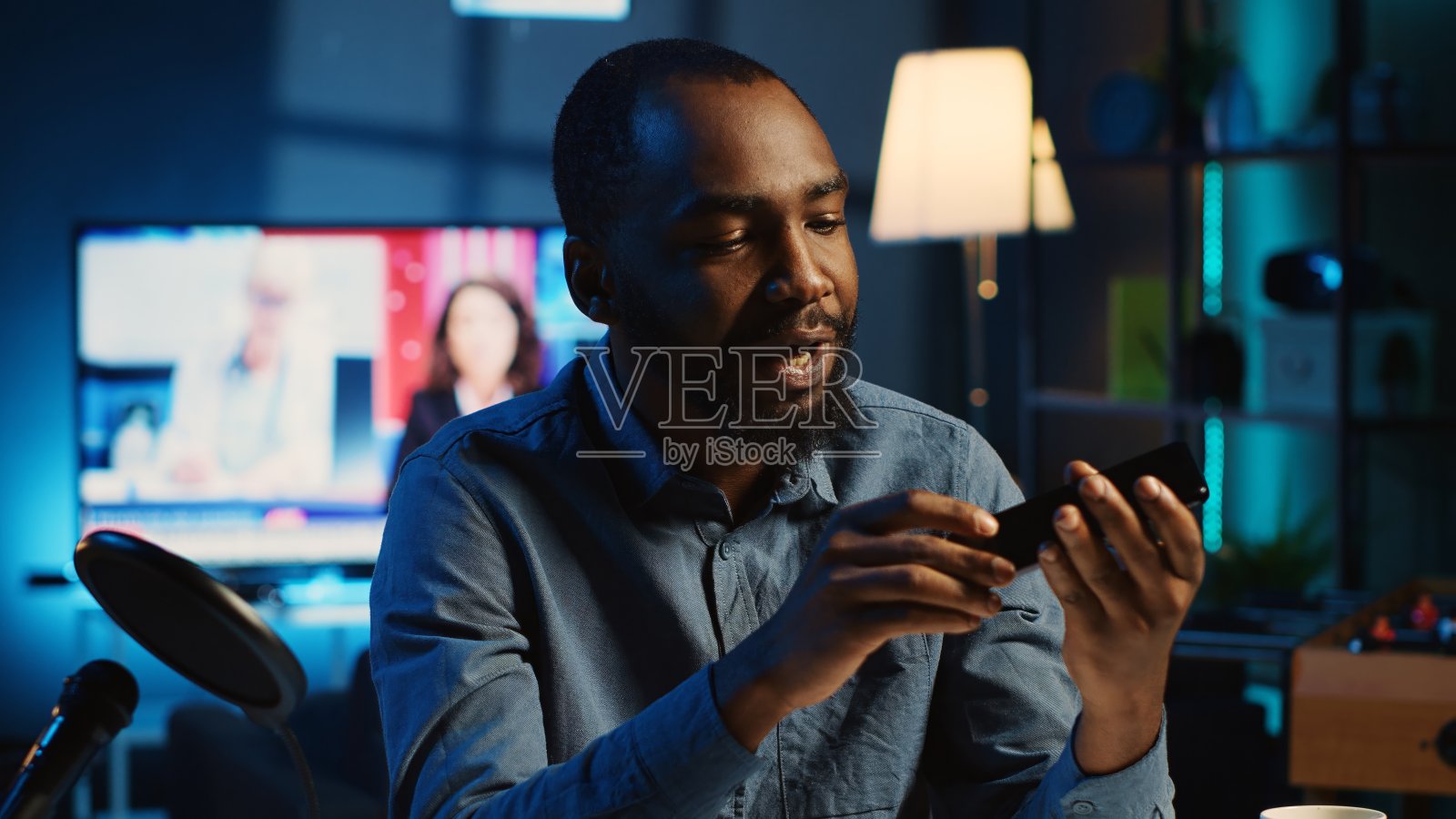 影响者为订户打开手机照片摄影图片