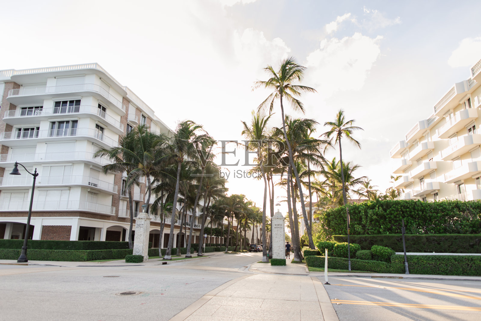 2023年秋天，佛罗里达州棕榈滩沃斯大道上的彩色日落天空照片摄影图片