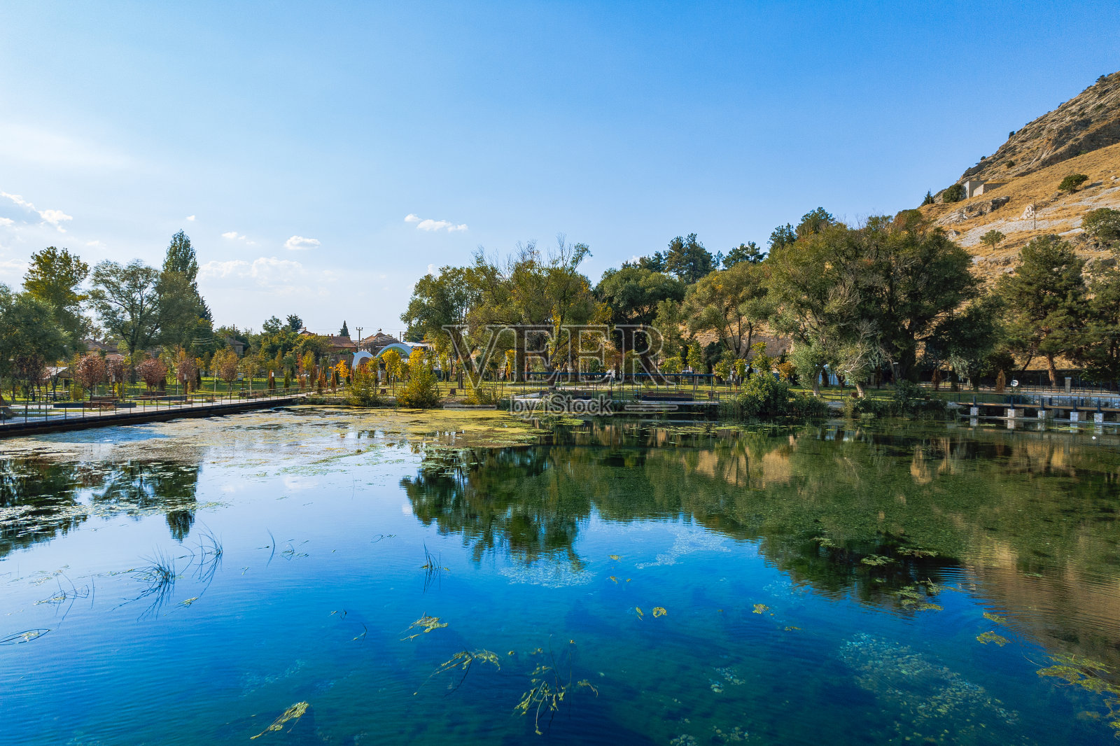 湖的鸟瞰图。平民，德尼兹利，土耳其照片摄影图片