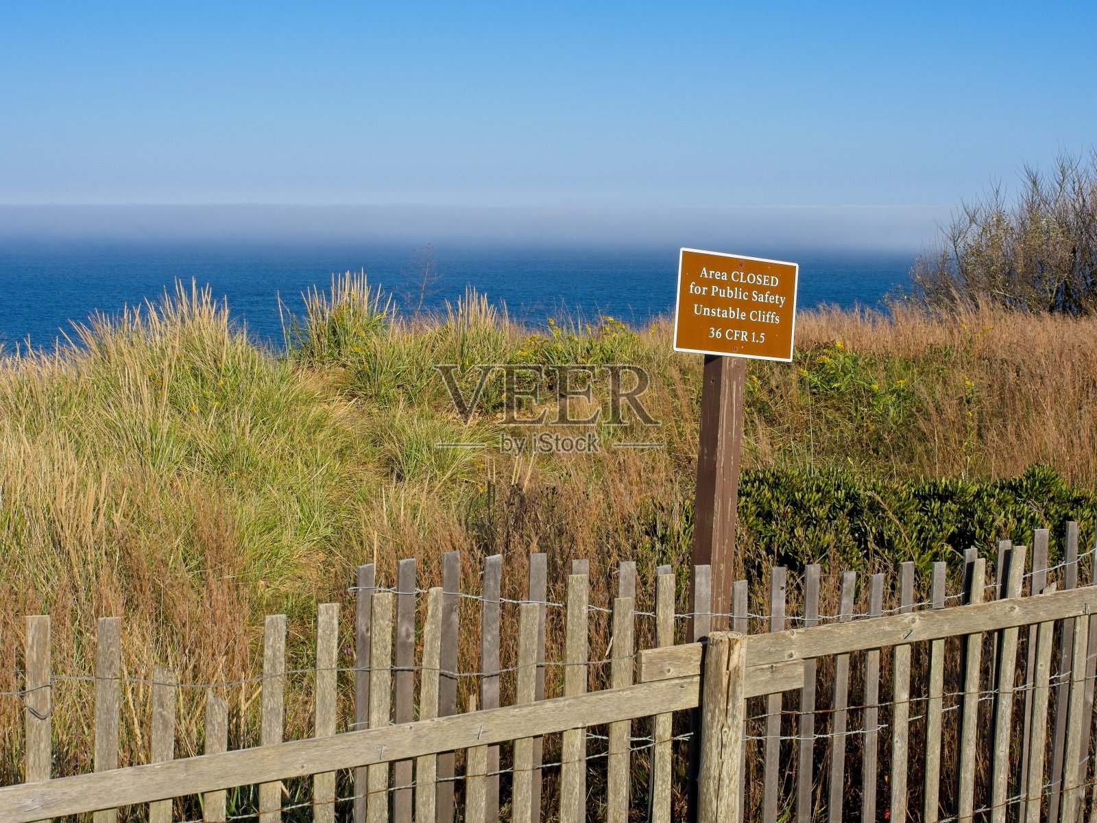 科德角国家海岸的区域关闭标志，高地灯塔地区的沙丘正在受到侵蚀照片摄影图片
