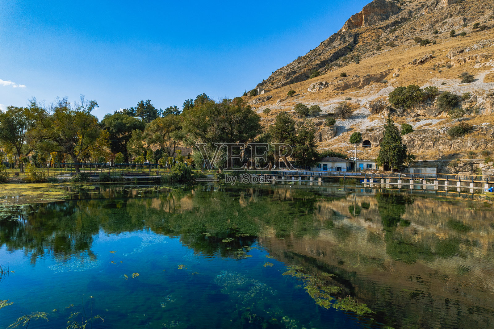 湖的鸟瞰图。平民，德尼兹利，土耳其照片摄影图片