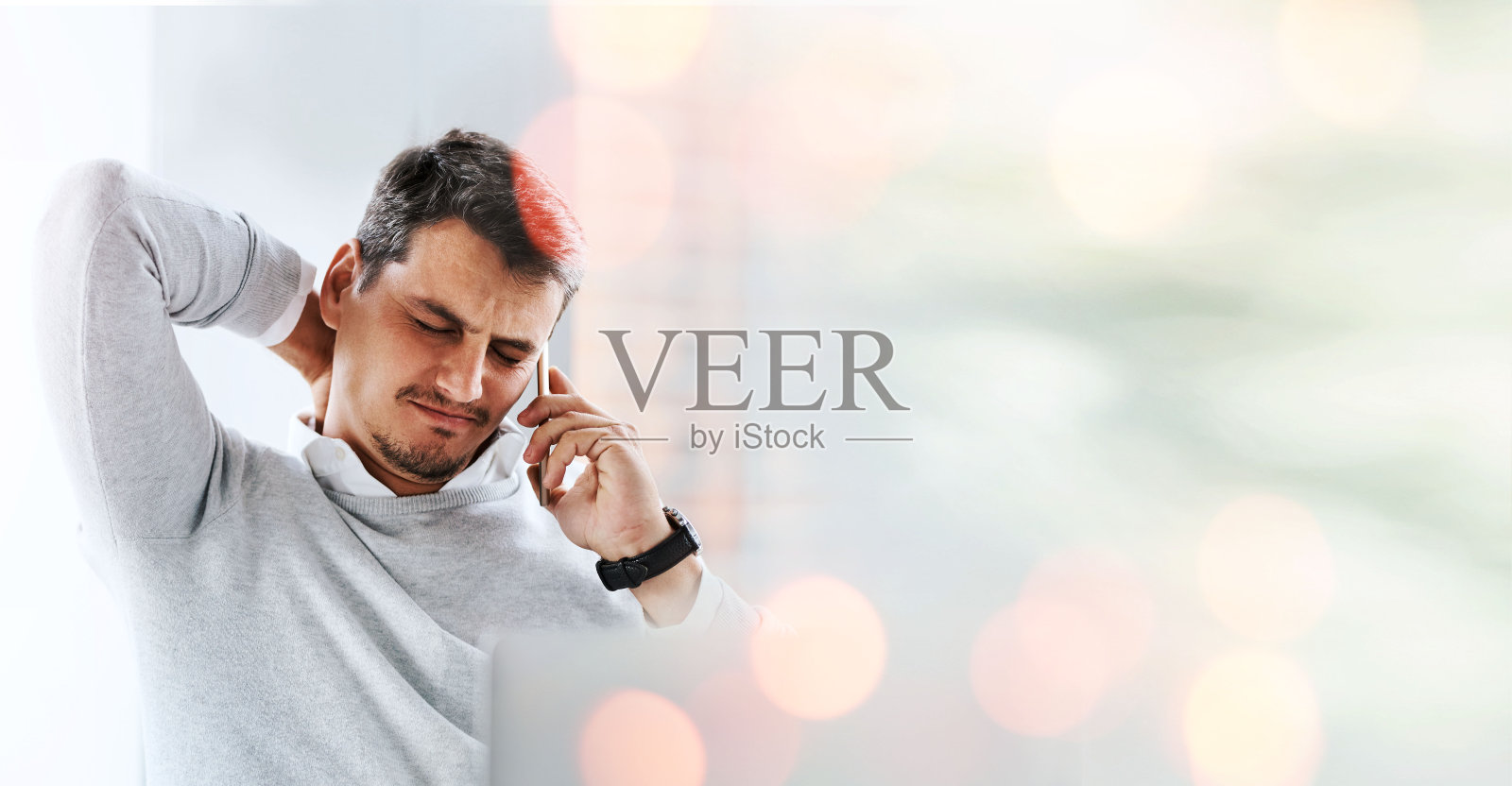 压力，电话和商务人士在办公室颈部疼痛与倦怠，担心或工作量压力与模型。焦虑，肌肉紧张和项目经理用智能手机聊天或者失败照片摄影图片