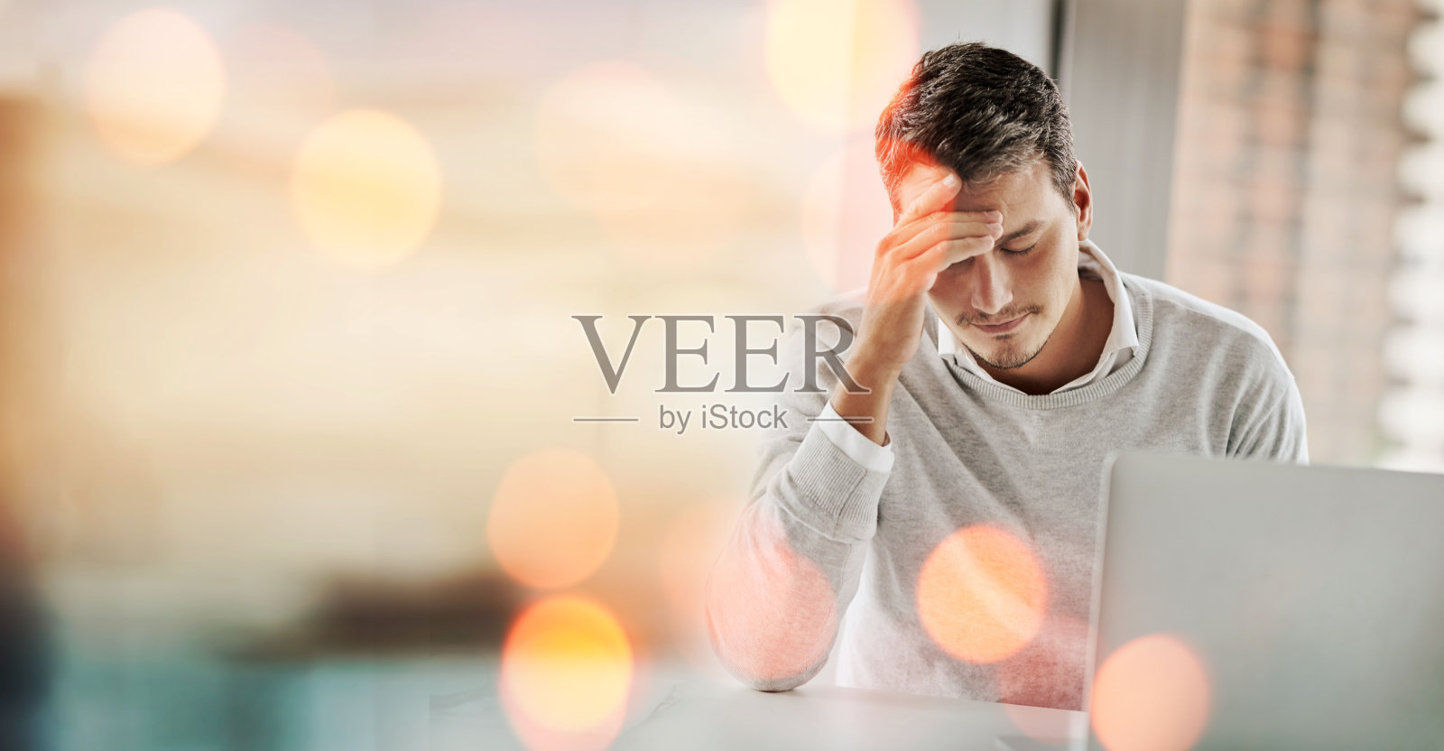 商人，笔记本电脑和故障带来的痛苦和头痛，软件错误和压力，截止日期和模型空间。系统故障，错误和沮丧，网站404在个人电脑与散景，横幅和偏头痛照片摄影图片