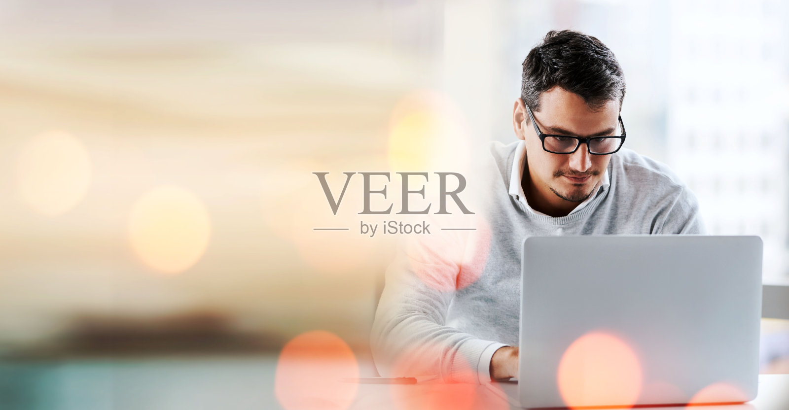 横幅，笔记本电脑和商人在办公室与模型，散景和在线商务交流进行交易。网络，计划和管理数字应用程序，用于网站，电子邮件和办公空间。照片摄影图片