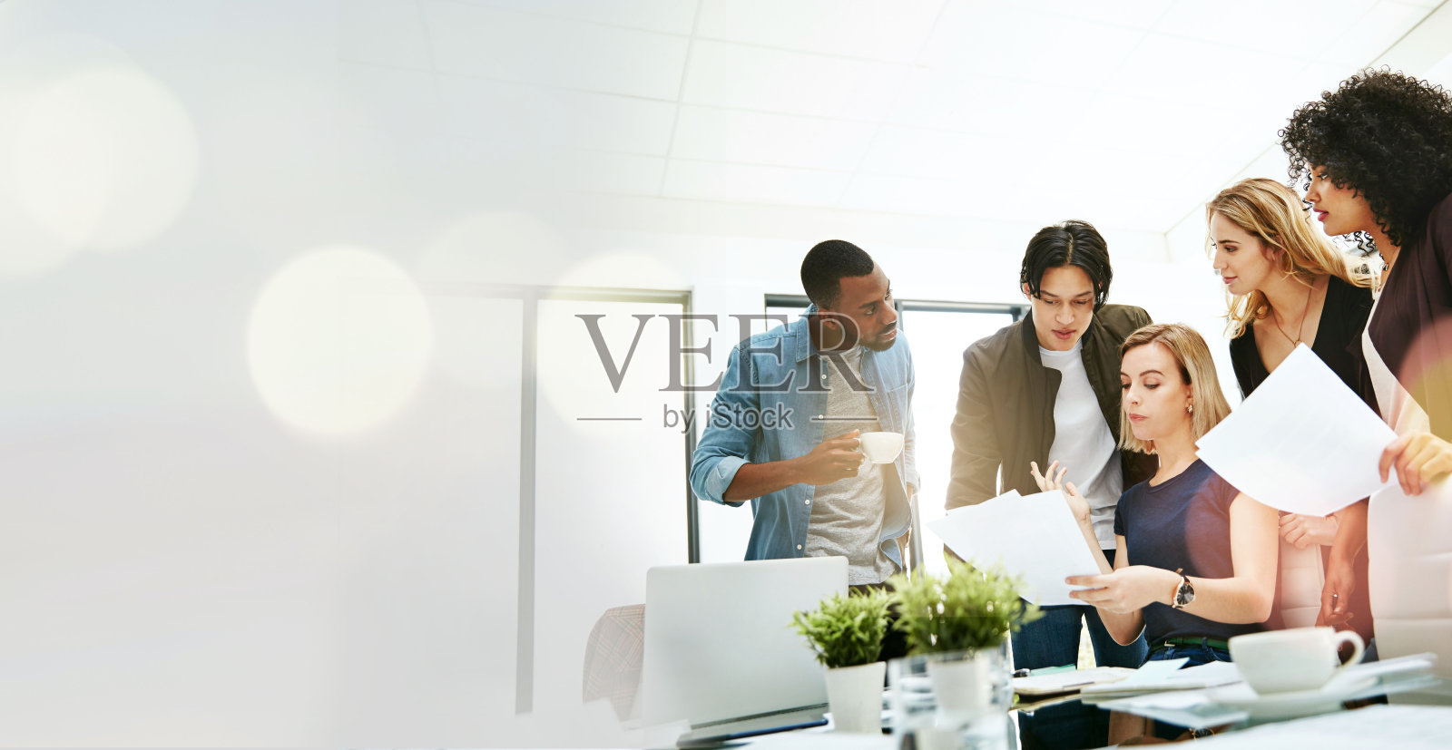 商务人员，文件和小组计划的启动，营销机构和项目合作的模型。年轻员工或团队负责广告会议的文书工作、报告或提案照片摄影图片