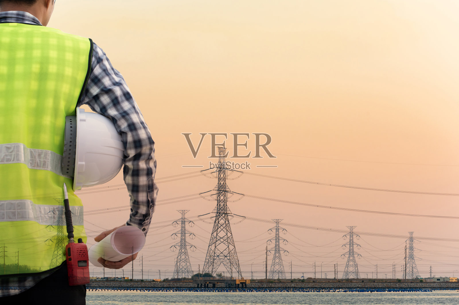 工程师和高压电线杆供电照片摄影图片