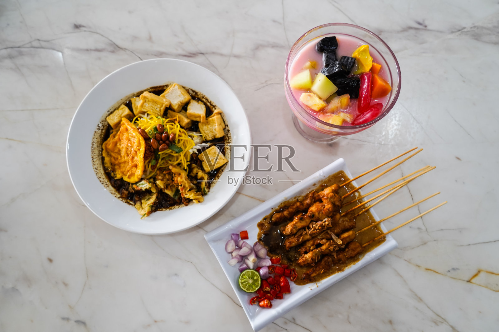 食物菜单提供烤鸡沙茶配花生酱，Kupat Tahu，配花生酱，水果冰，混合冰(es buah)照片摄影图片