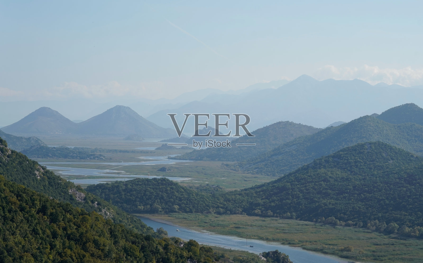 黑山斯卡达尔湖国家公园的河流和山丘照片摄影图片