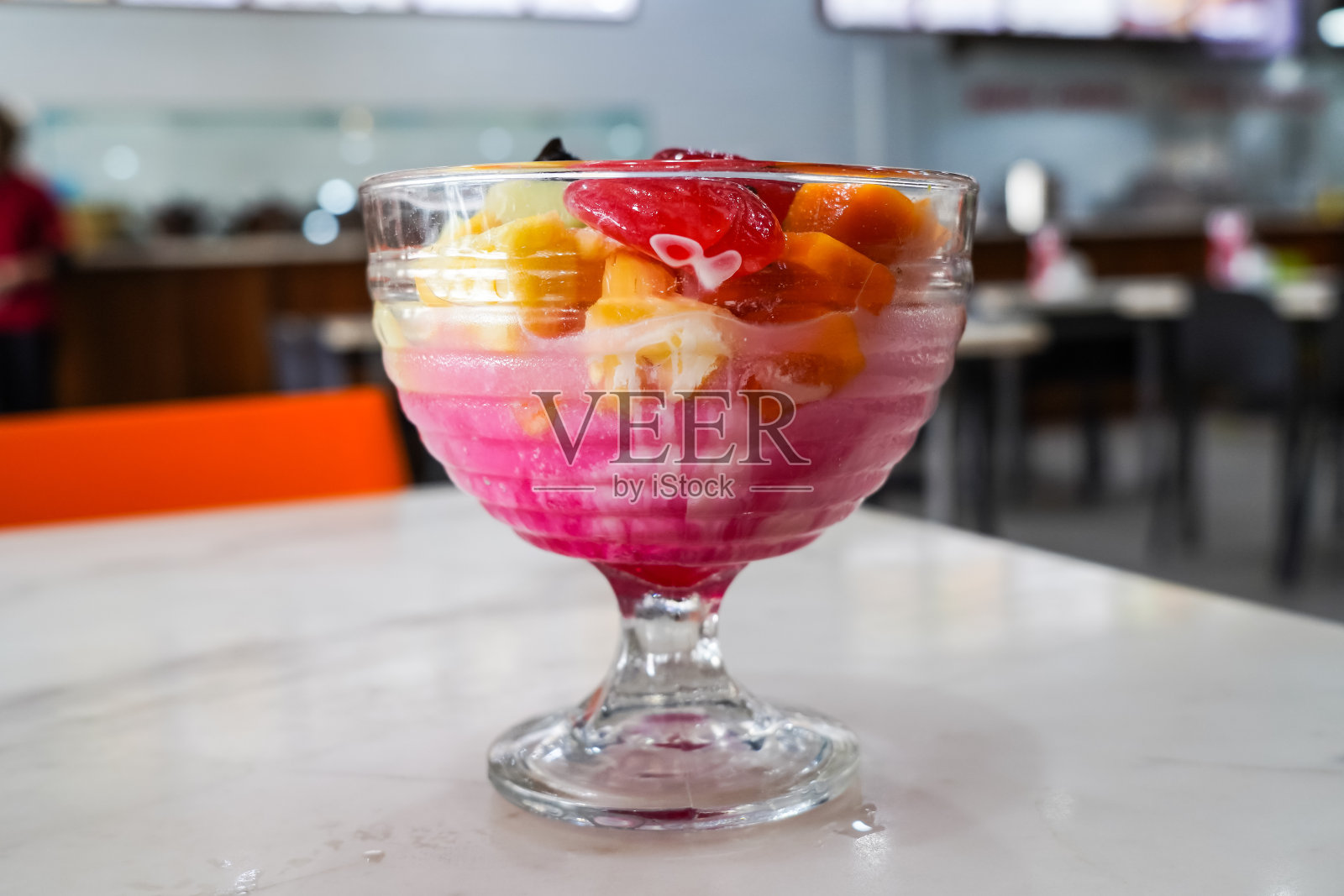 水果冰，混合冰(如buah)清爽饮料与冰块和水果，在一个服务杯照片摄影图片