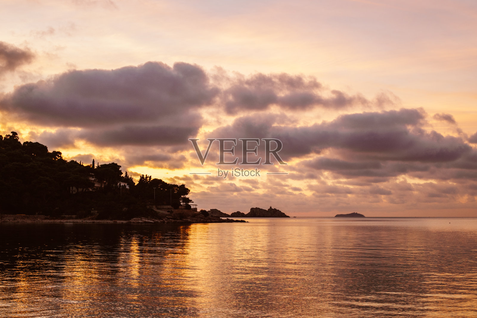 克罗地亚杜布罗夫尼克市附近令人惊叹的日落和亚得里亚海。克罗地亚的旅游目的地。照片摄影图片