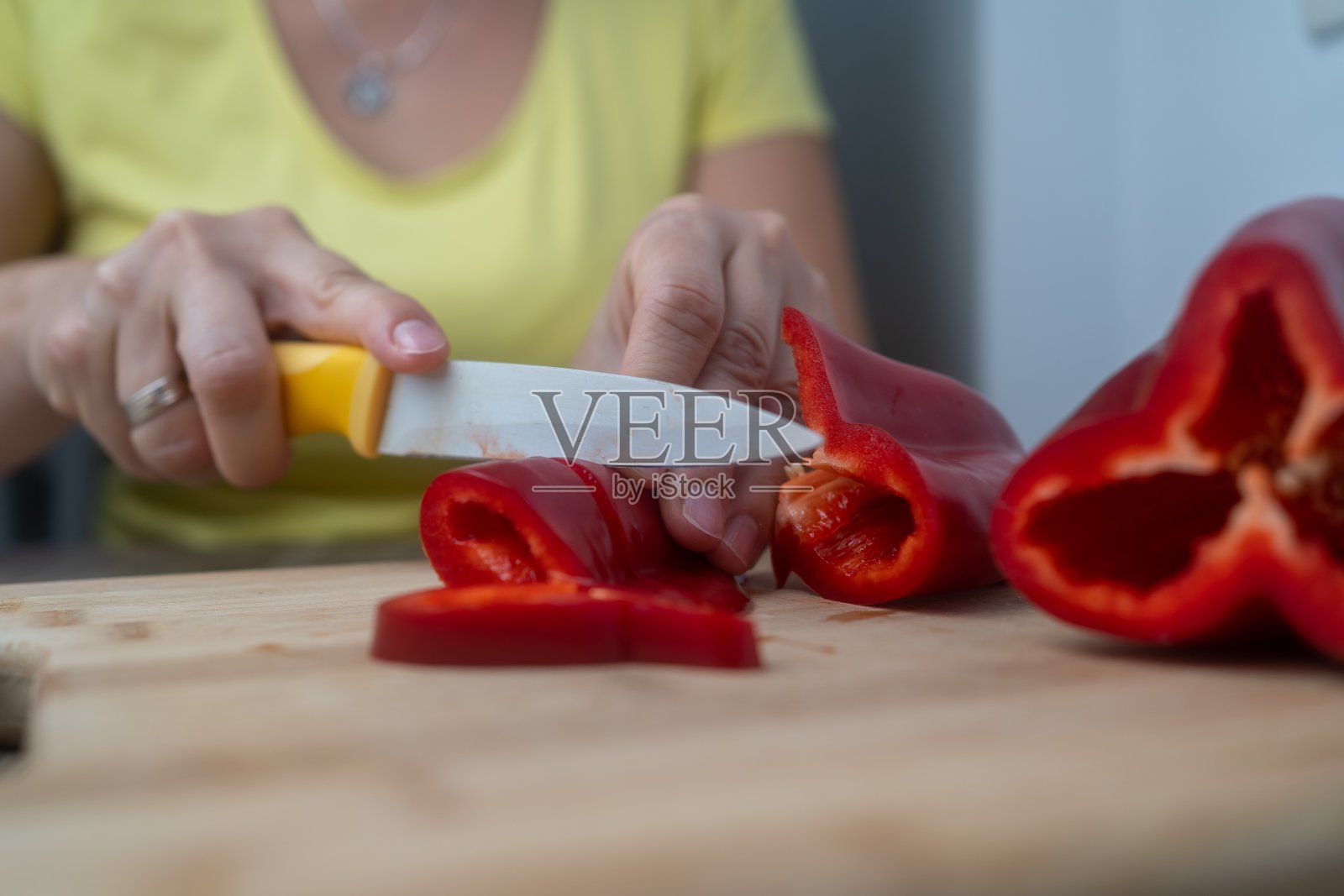 女人的手在切甜椒照片摄影图片