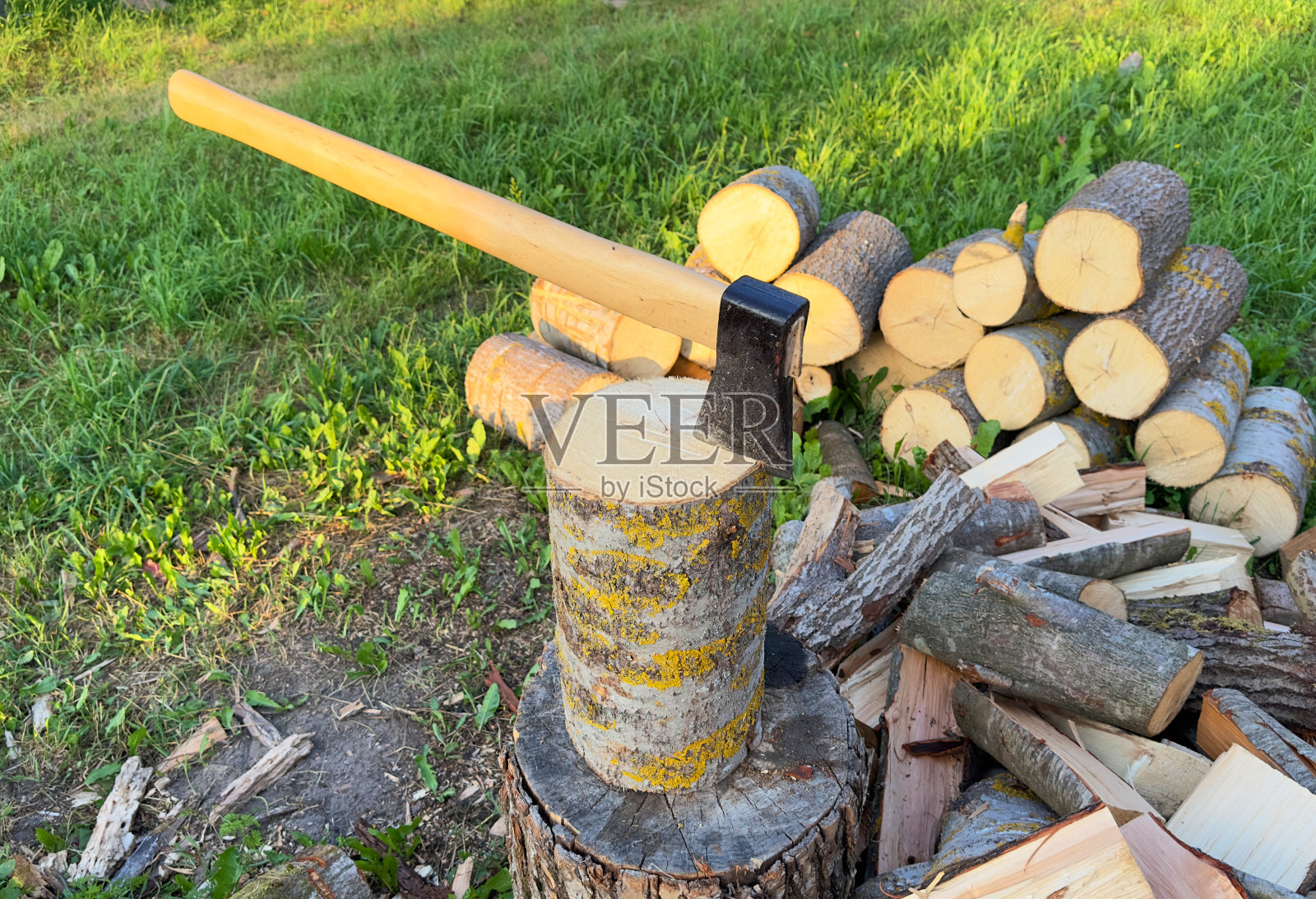 砍柴用的斧子。劈木头用的斧头。照片摄影图片