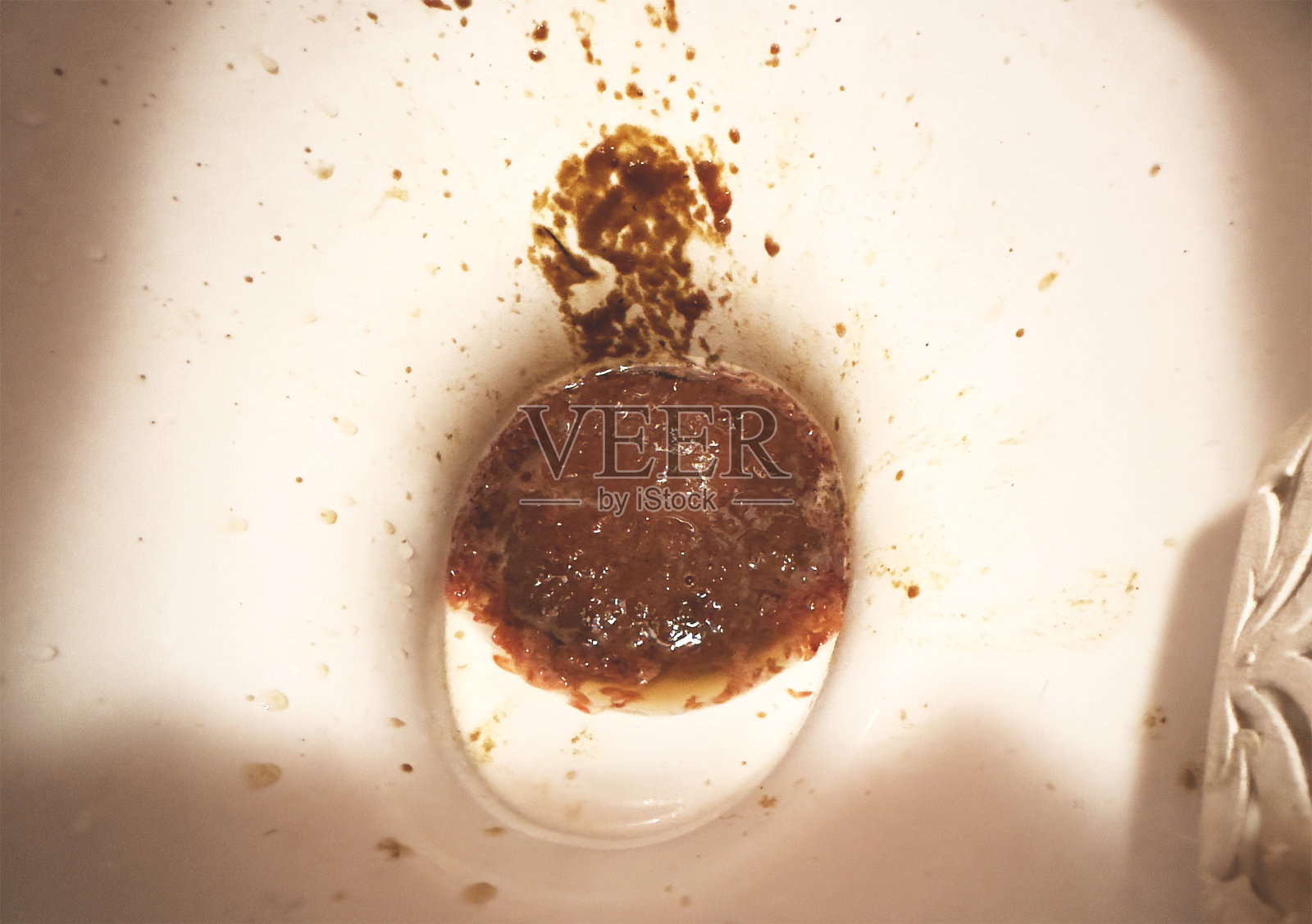 厕所脏了后一个人。那是给垃圾和脏东西留下的地方照片摄影图片