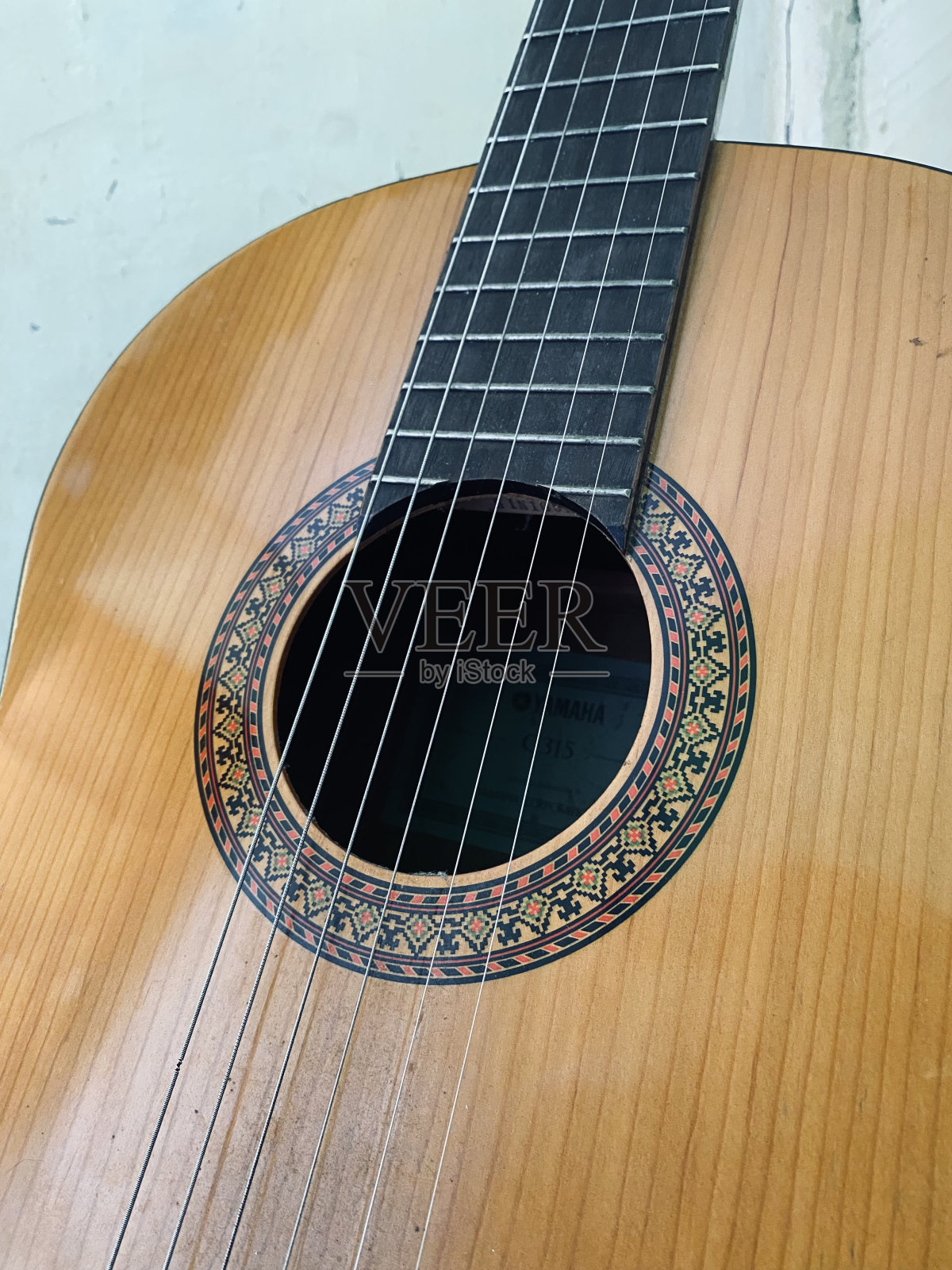 古典吉他上的吉他弦肖像照片摄影图片