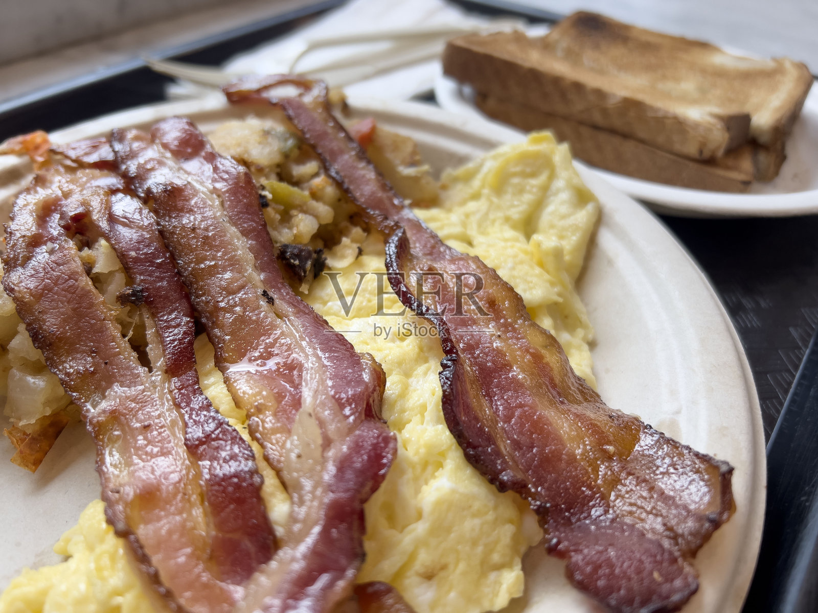早餐是炒蛋煎培根照片摄影图片