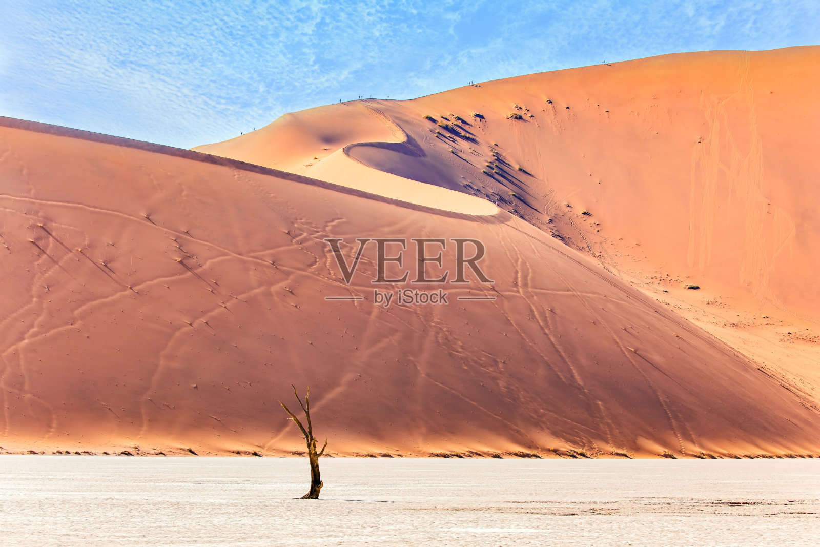 干涸的湖底照片摄影图片