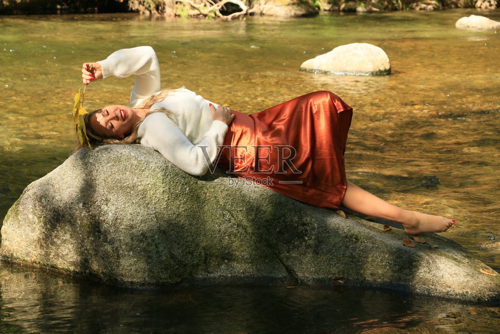 河里的一块石头照片摄影图片