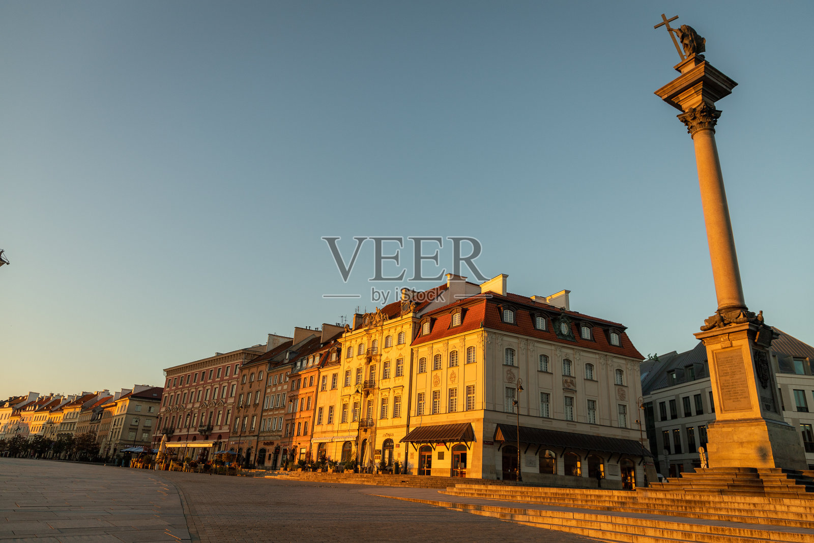 秋天，波兰华沙城堡广场上的黎明照片摄影图片