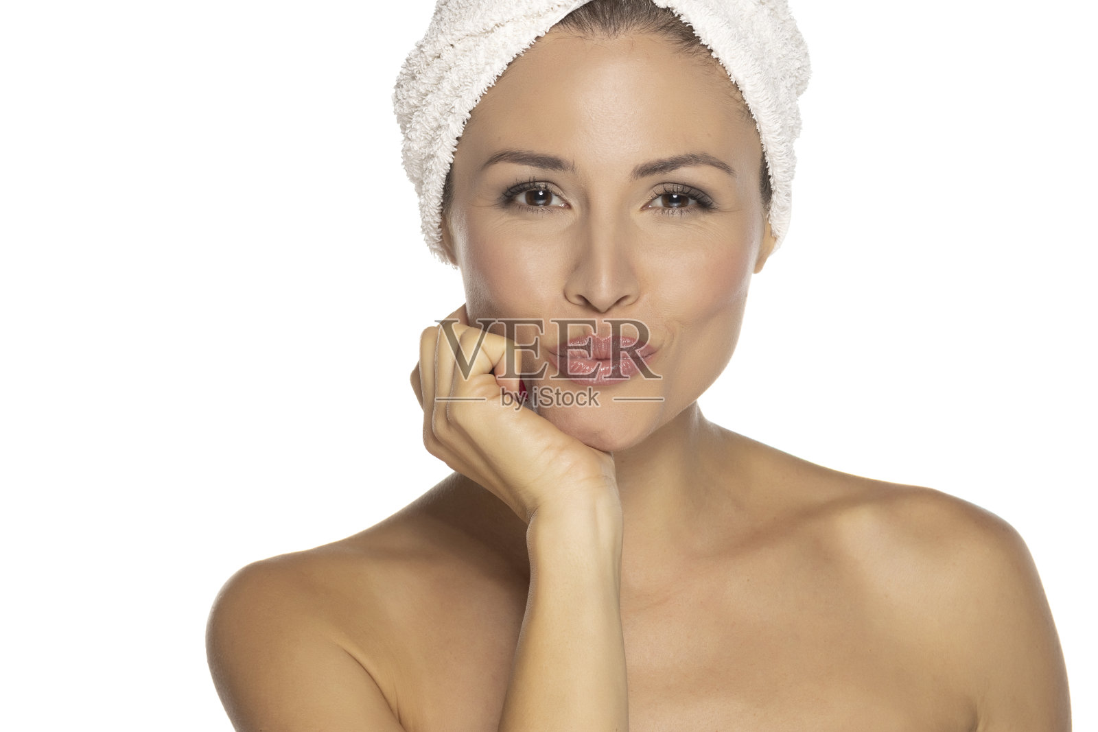 美丽的肖像，一个开朗迷人的半裸女人，用毛巾缠着她的头，亲吻的手势，看着相机孤立在白色的背景照片摄影图片