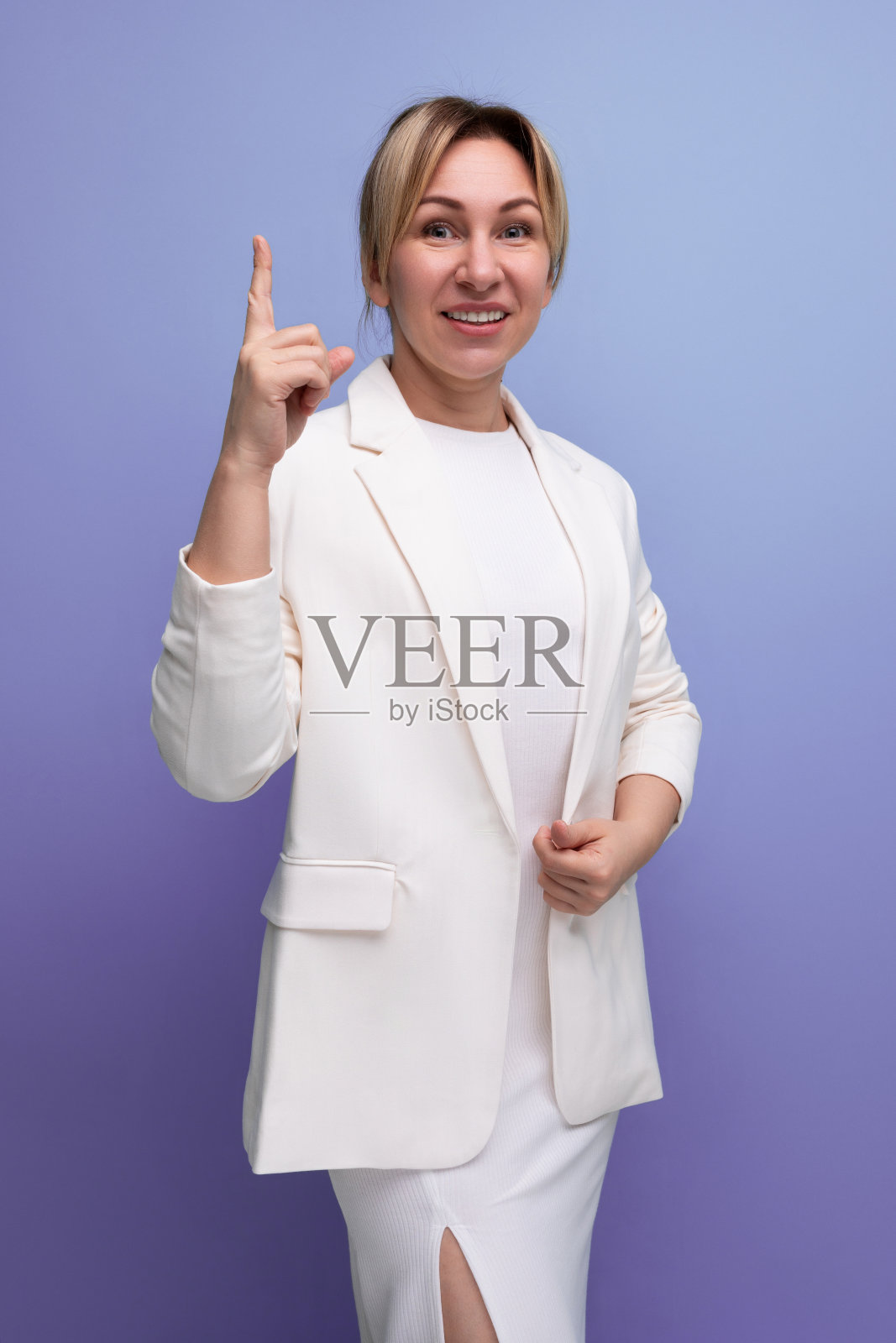 一位穿着白色夹克的年轻漂亮的欧洲女子传达了一个有趣的想法照片摄影图片