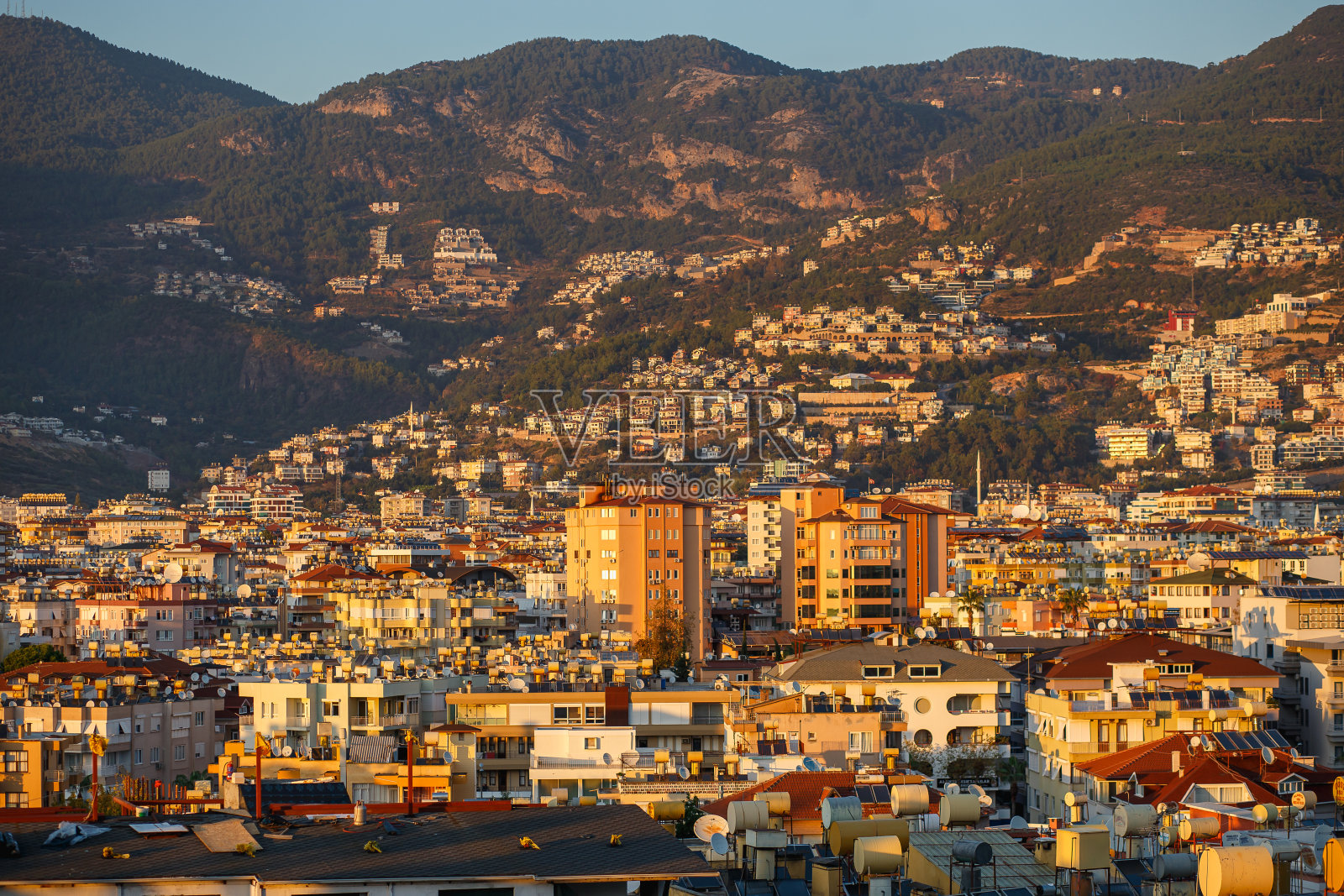 土耳其阿拉尼亚山上的景色。日落在山上的城市景观照片摄影图片