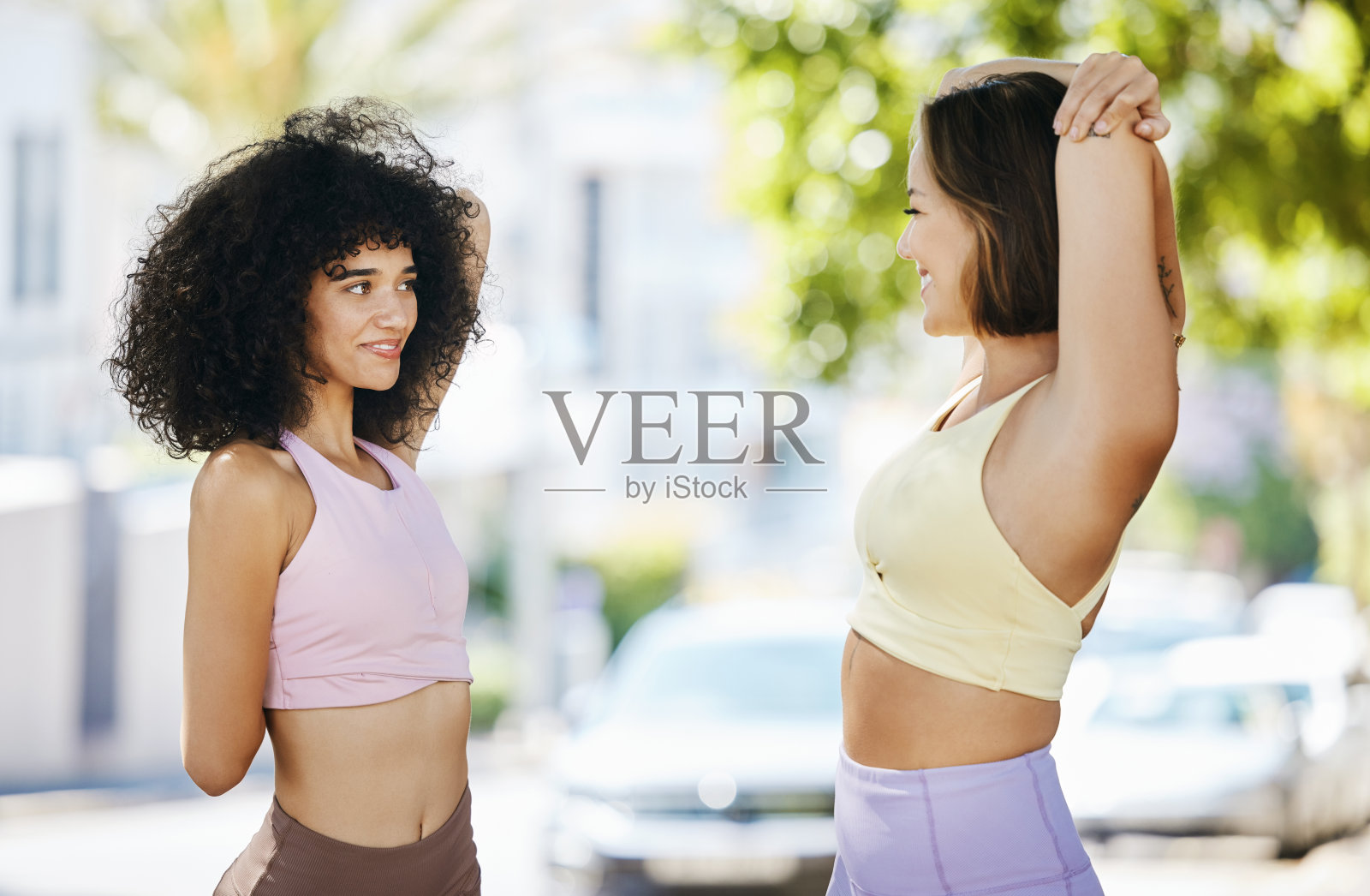 健身，健康和朋友一起伸展身体锻炼，在城市中锻炼健康，在大自然中获得能量。微笑，快乐和女人在夏天训练准备早上运动或热身照片摄影图片