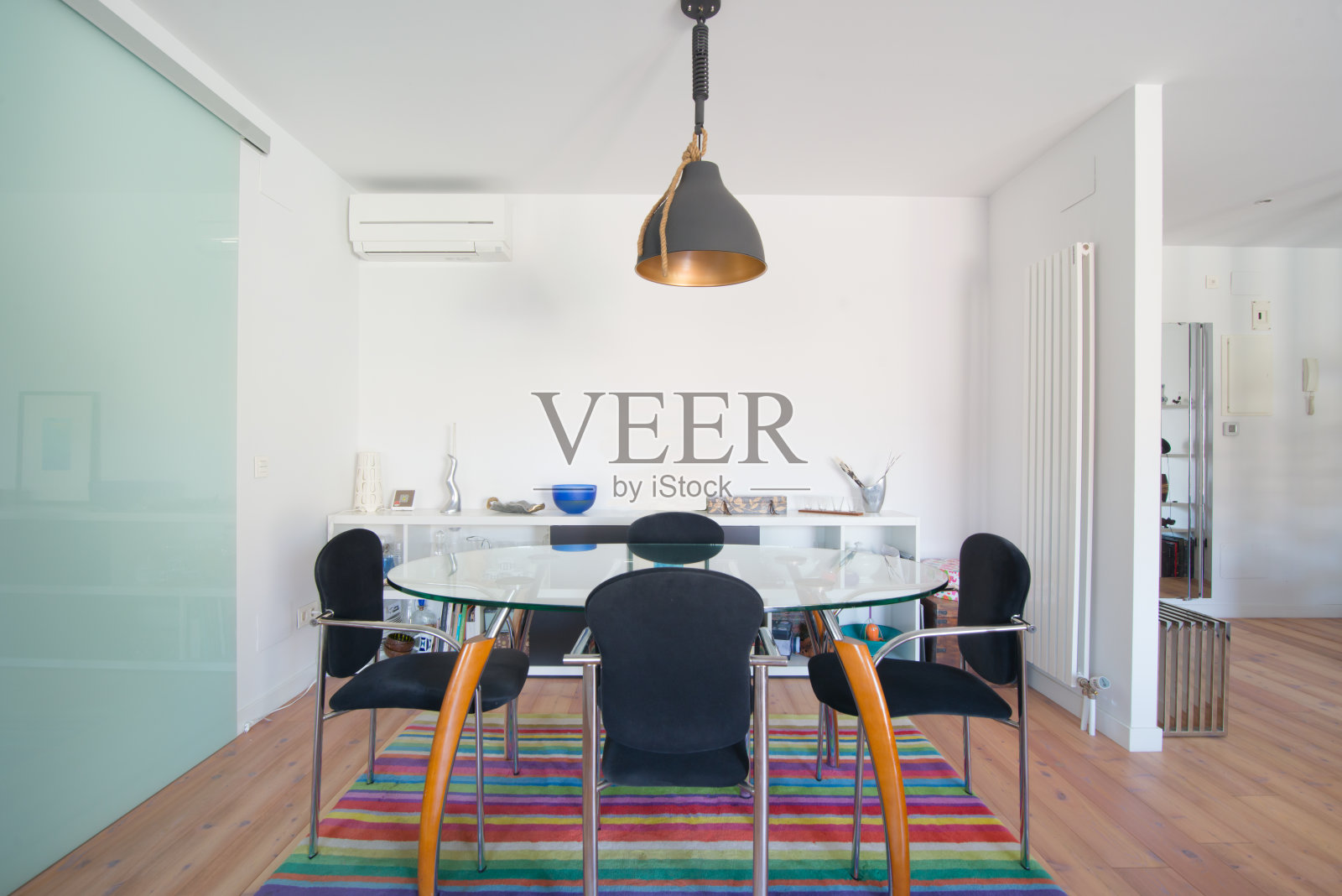 现代住宅中的现代餐饮空间照片摄影图片