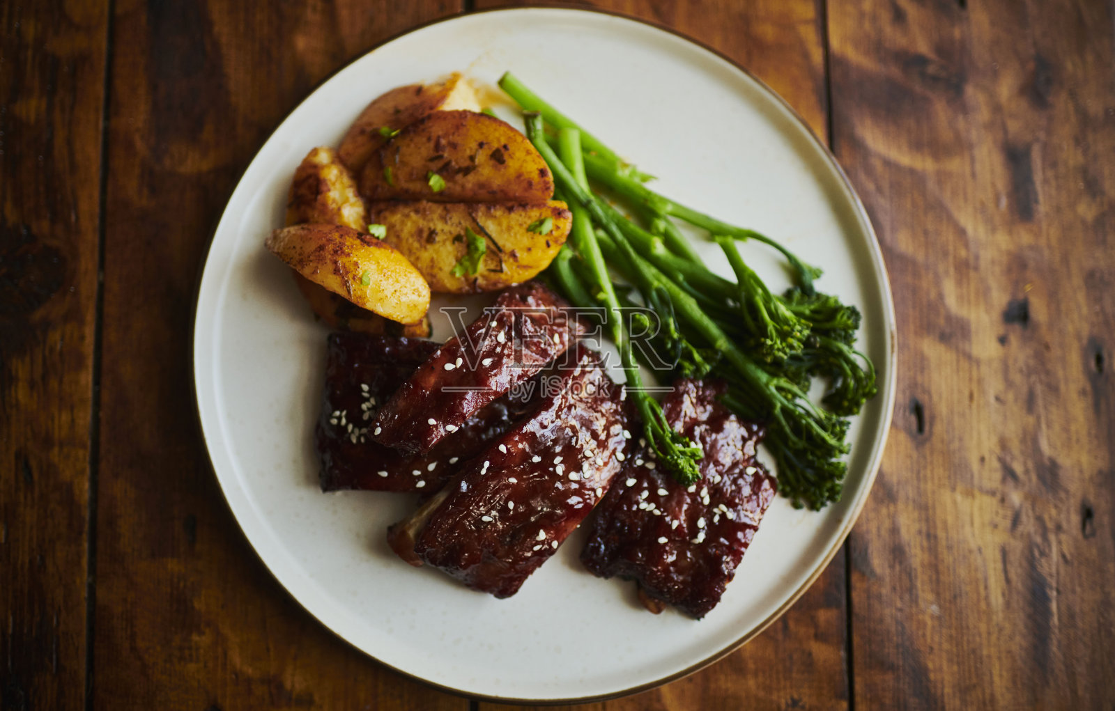 一盘排骨、花椰菜和烤土豆照片摄影图片