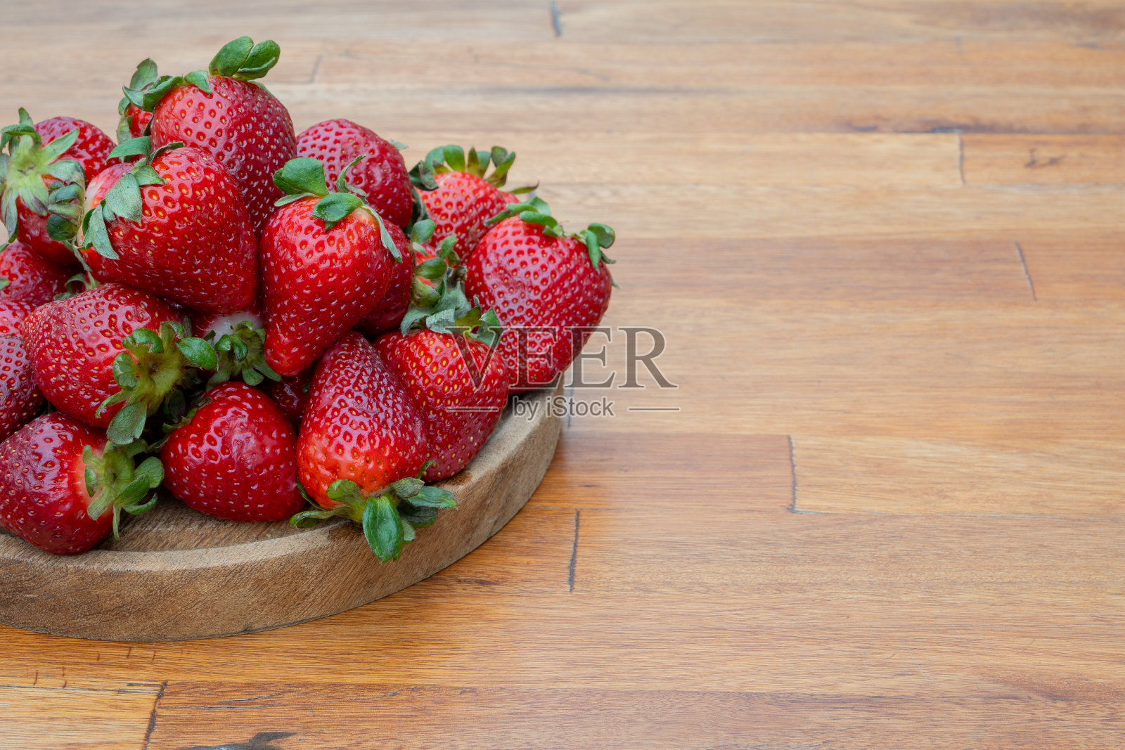 新鲜的有机草莓刚从花园里摘下来。照片摄影图片